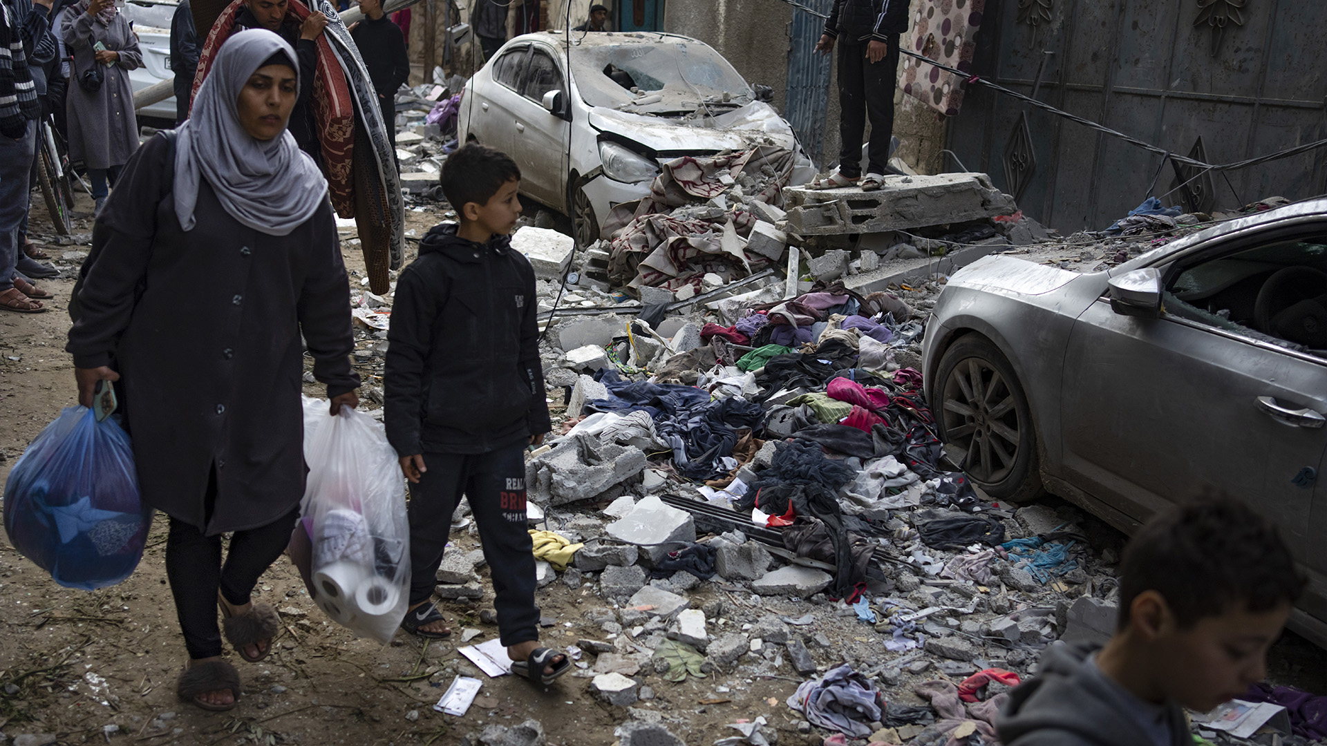 Des Palestiniens regardent les destructions après une frappe aérienne israélienne à Rafah, dans la bande de Gaza, le vendredi 9 février 2024. 