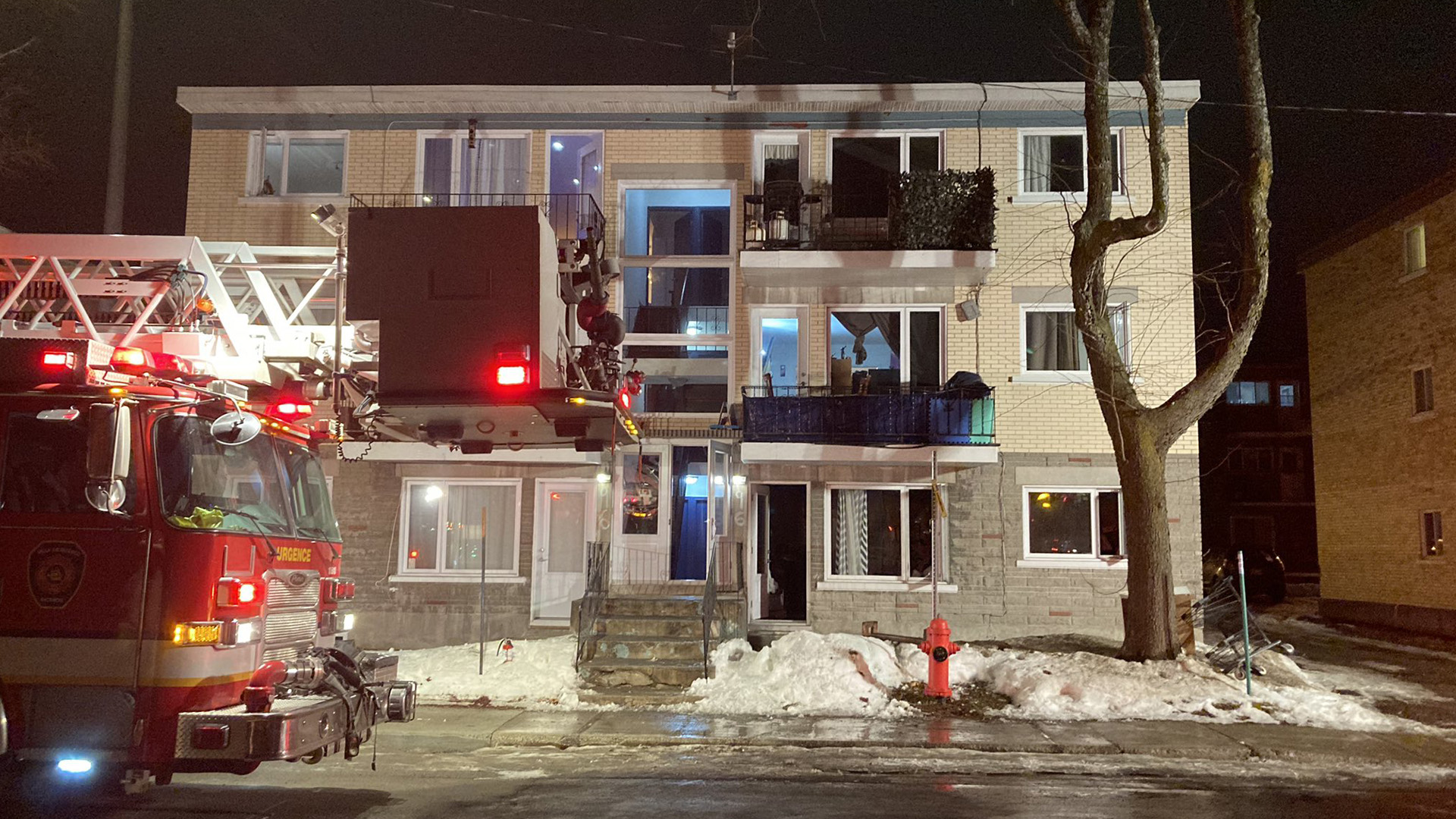 Le Service de protection contre l'incendie de Québec a dû intervenir dimanche le 11 février 2024 pour un feu dans un immeuble à logements situé au 96, rue des Lilas ouest.