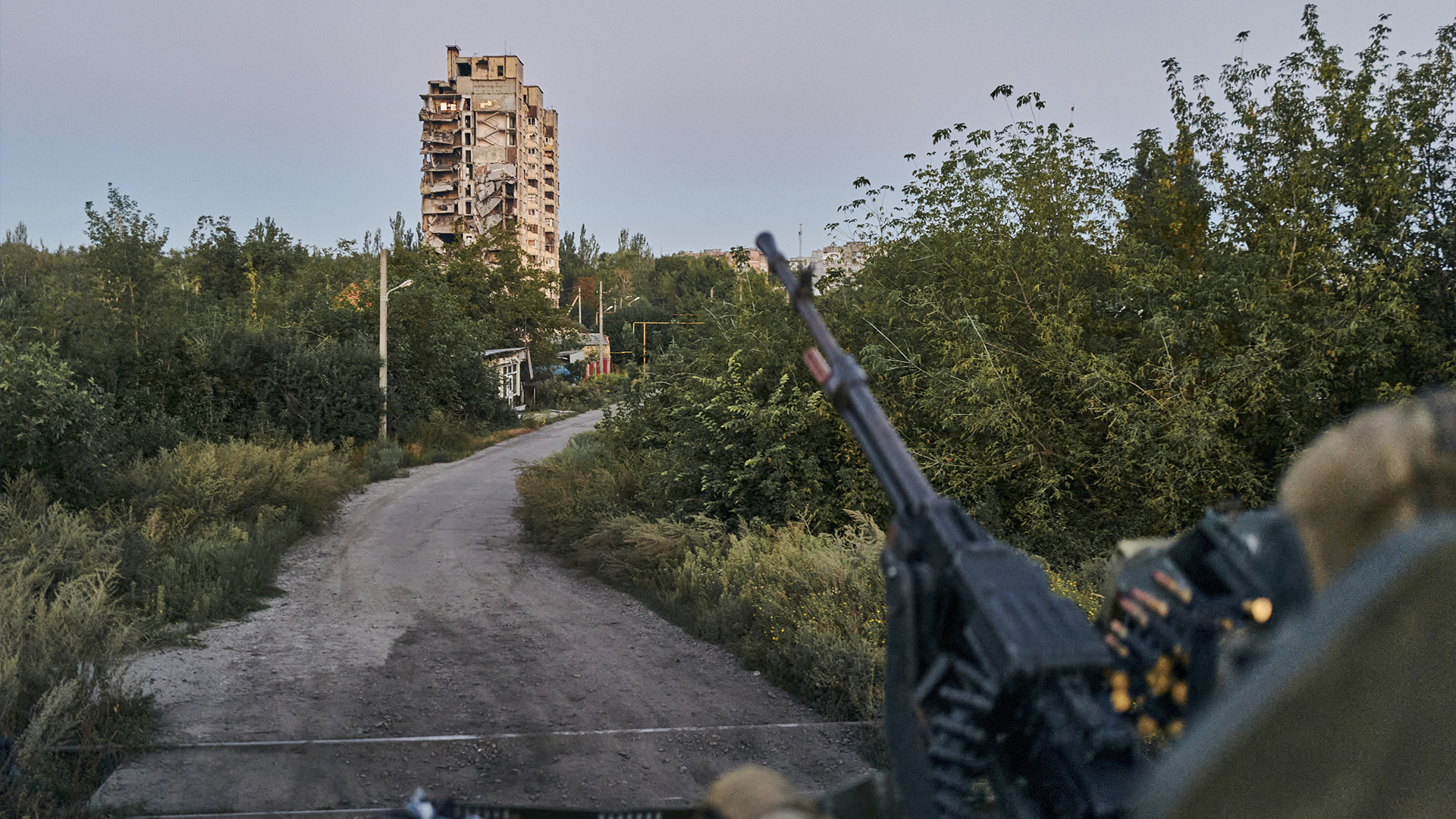 Un soldat ukrainien assis dans sa position à Avdiivka, dans la région de Donetsk, en Ukraine, le 18 août 2023.