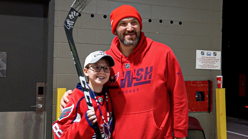 Max Bergman, âgé de quatorze ans, a eu l'occasion de rencontrer ses héros du hockey lors de leur entraînement d’avant-match, notamment son idole Alexander Ovechkin.