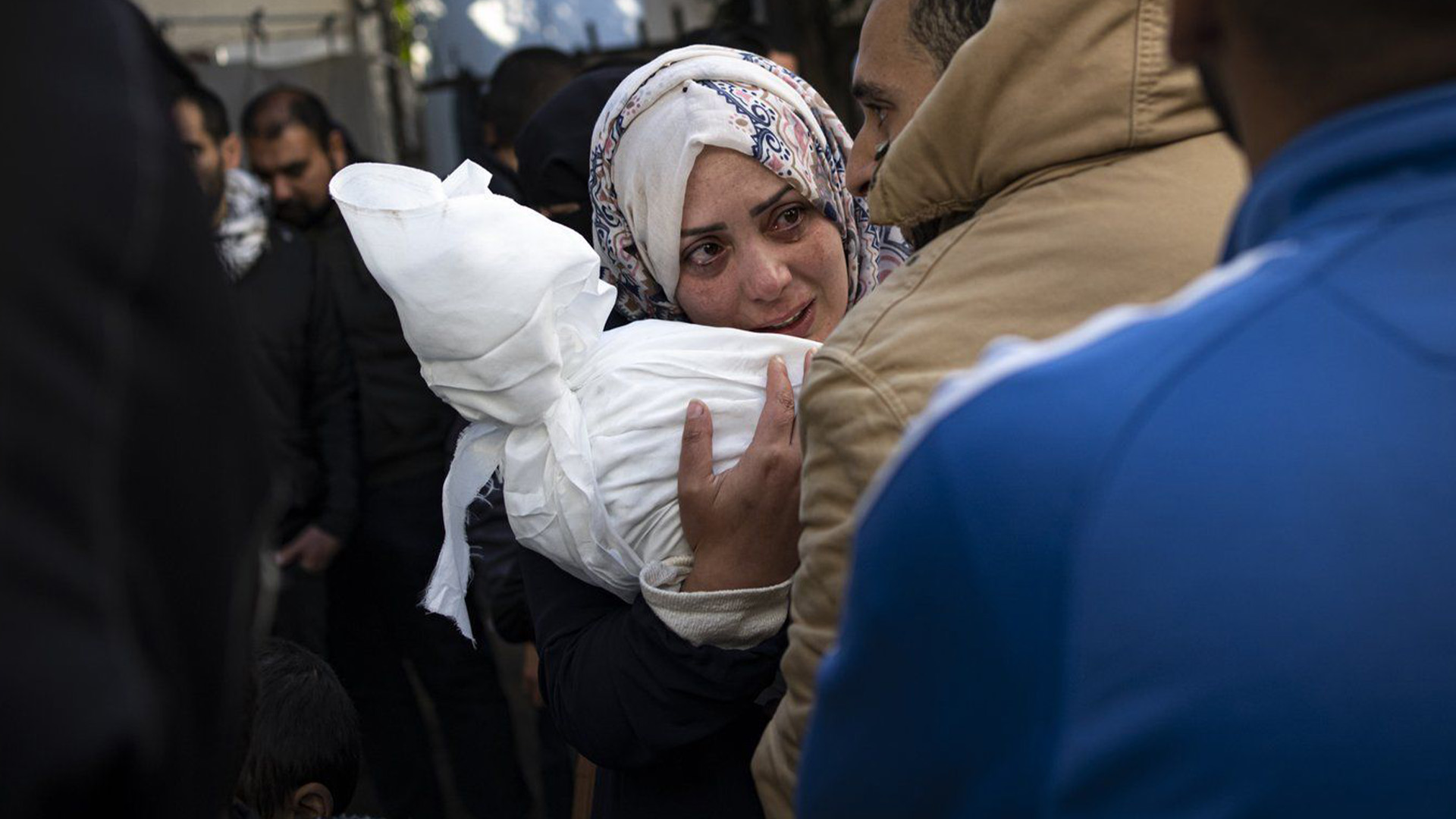 Une Palestinienne pleure un enfant tué par une frappe israélienne mercredi, à Rafah.