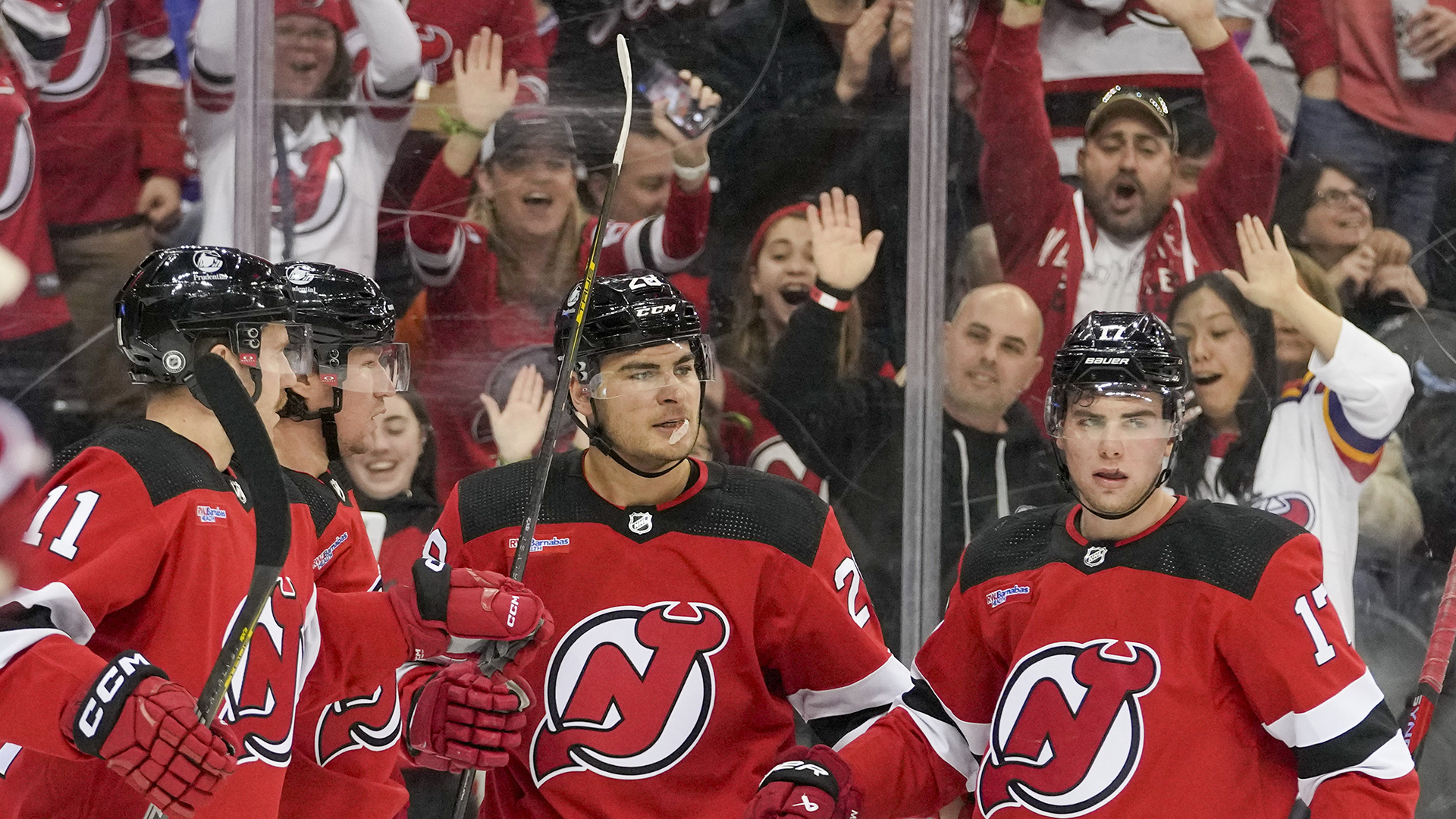 Des joueurs des Devils célèbrent un but de Timo Meier (deuxième à partir de la droite) dans un match de la LNH contre le Canadien de Montréal au New Jersey, le 24 février 2024.