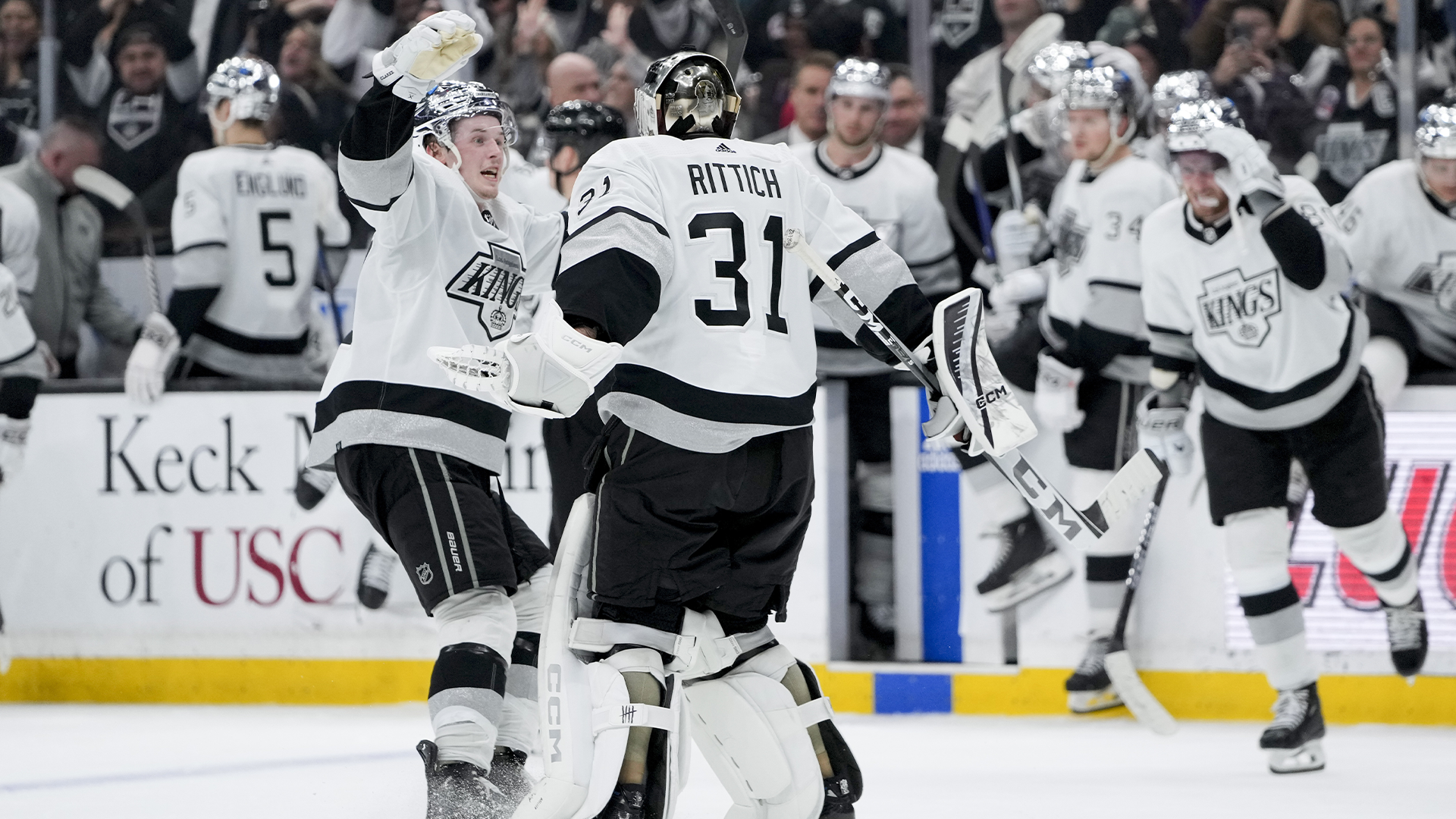 Le gardien de but des Kings de Los Angeles David Rittich, au centre, célèbre avec le défenseur Brandt Clarke lors d'un match de hockey de la LNH le samedi 24 février 2024 à Los Angeles.