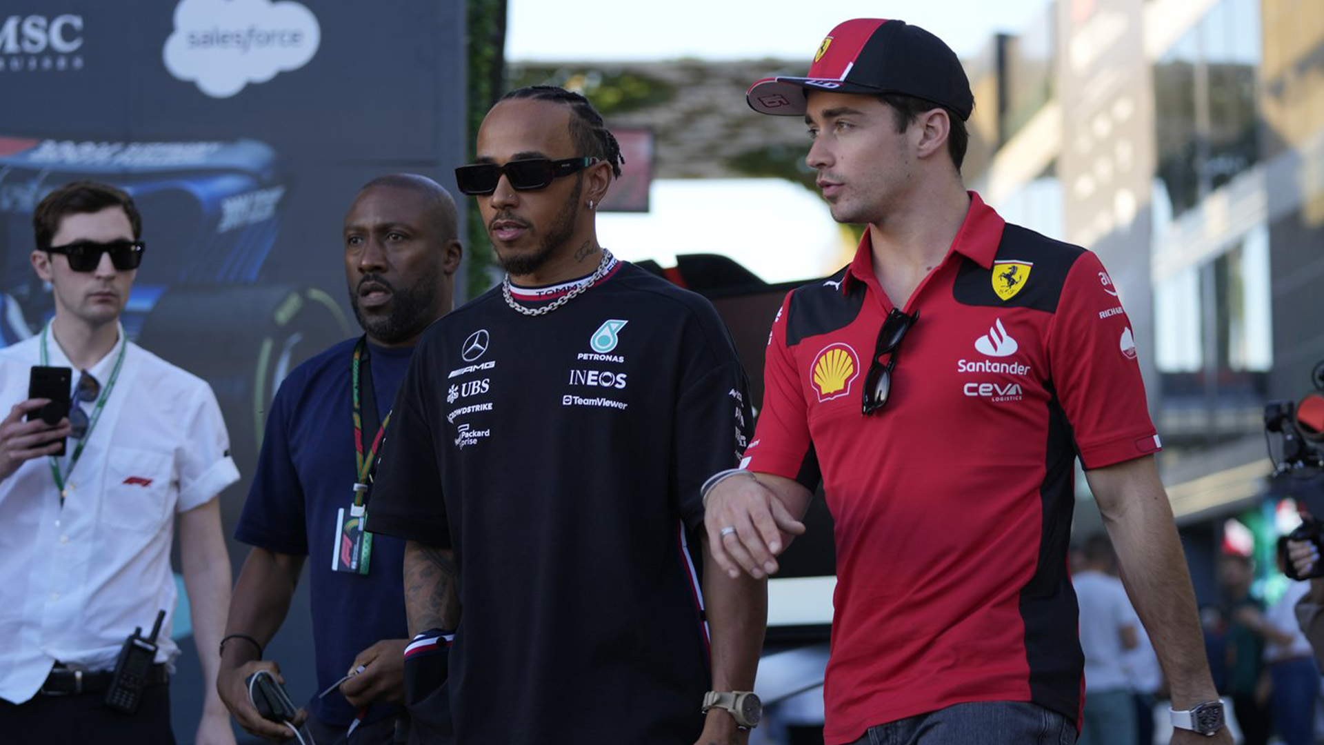 Le pilote Mercedes Lewis Hamilton de Grande-Bretagne, à gauche, et le pilote Ferrari Charles Leclerc de Monaco arrivent pour parler aux médias avant le Grand Prix de Formule sur l'Arabie Saoudite à Djeddah, en Arabie Saoudite, le jeudi 16 mars 2023.