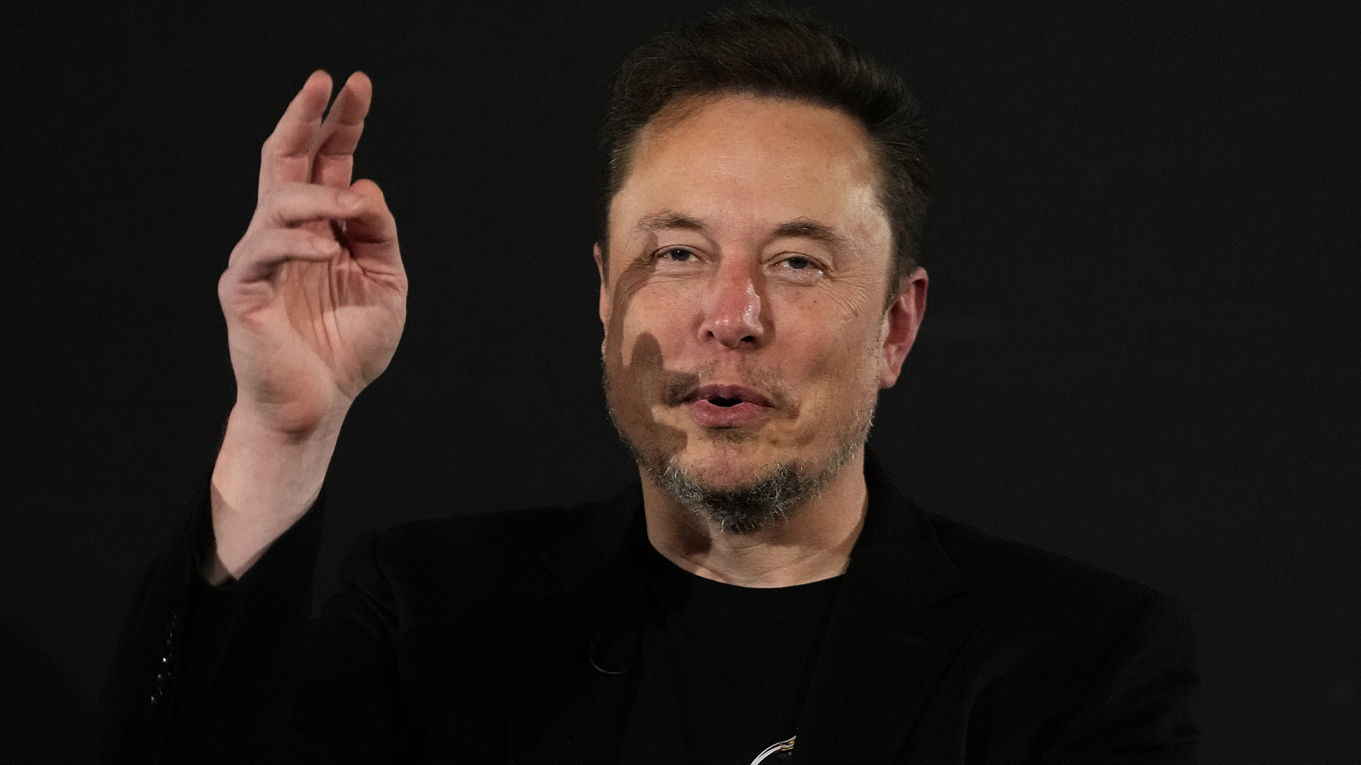 Elon Musk, propriétaire de la plateforme de médias sociaux X, fait un geste lors d'un événement avec le Premier ministre britannique Rishi Sunak à Londres le 2 novembre 2023.