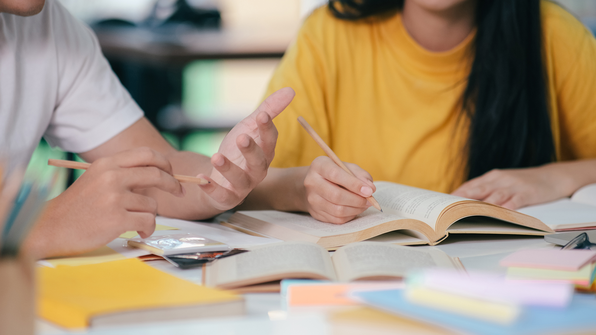 L'école est le principal endroit où une majorité d'adolescents s'informent sur la sexualité, selon un récent rapport de Statistique Canada.