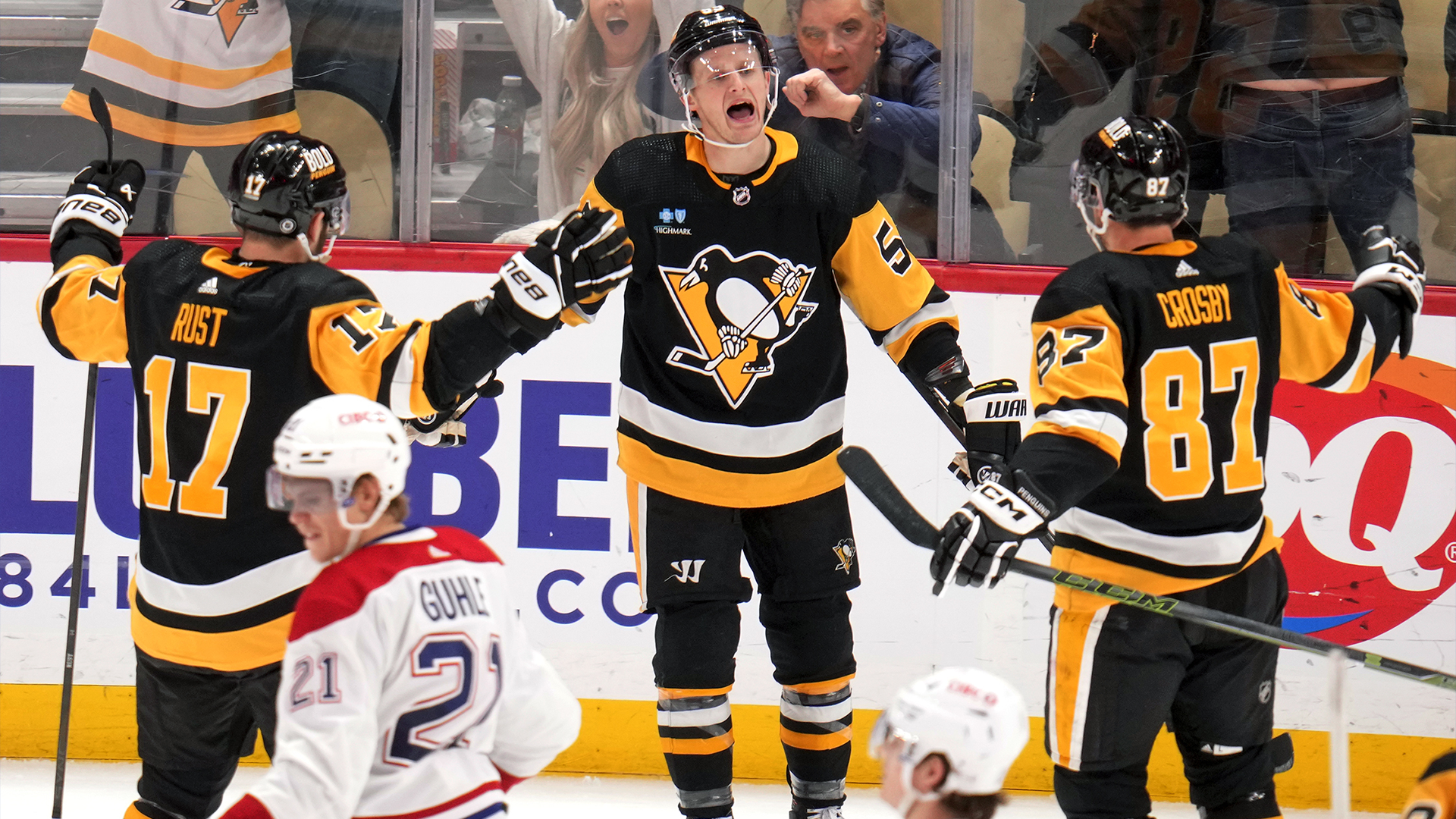 Jake Guentzel des Penguins de Pittsburgh, au centre, célèbre son but avec ses coéquipiers Bryan Rust (17) et Sidney Crosby (87) pendant la troisième période d'un match de hockey de la LNH contre les Canadiens de Montréal à Pittsburgh, le samedi 27 janvier 2024. 