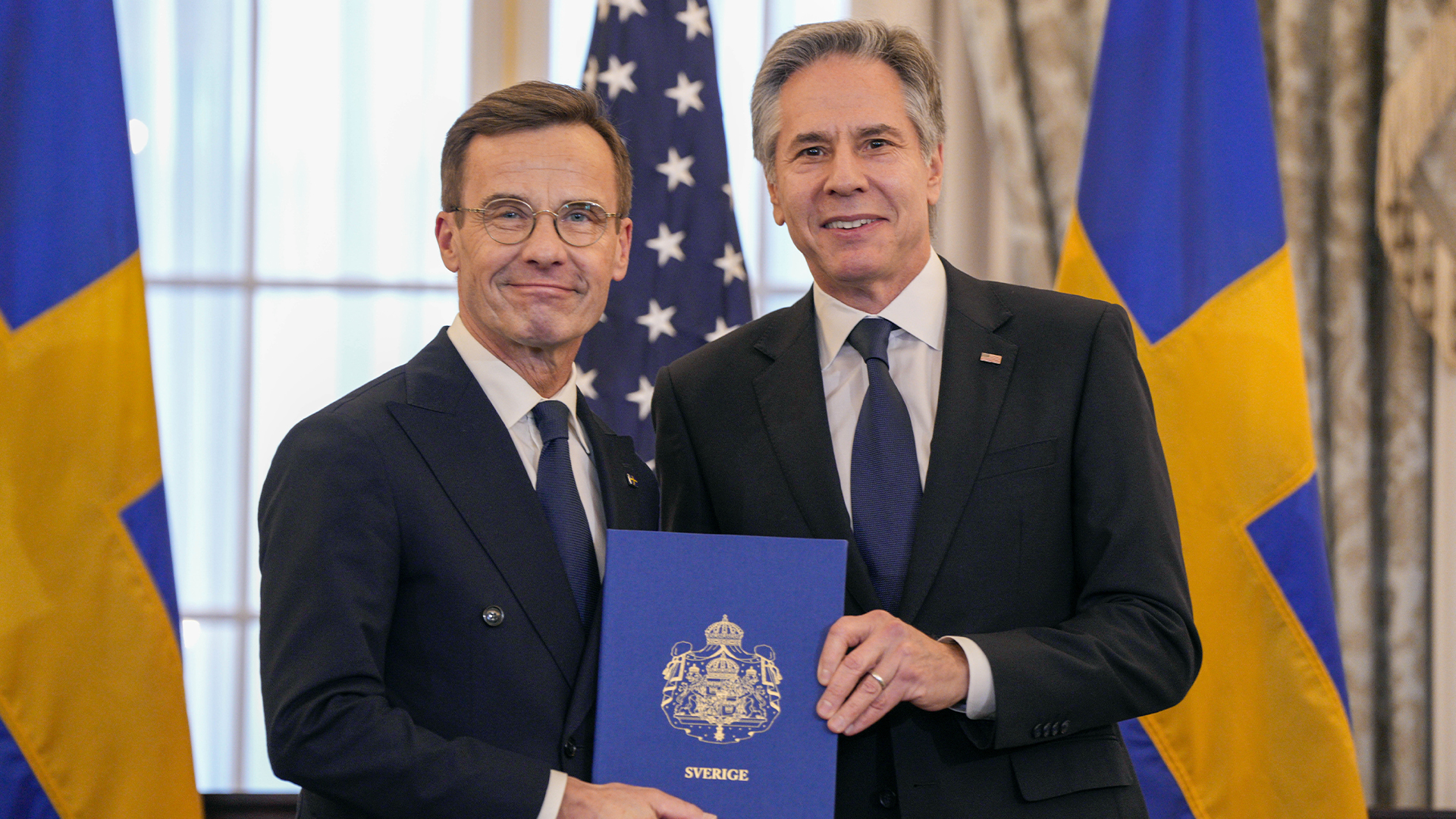 Le secrétaire d'État Antony Blinken, à droite, pose pour une photo avec le premier ministre suédois Ulf Kristersson qui tient les instruments d'adhésion de la Suède à l'OTAN, le 7 mars 2024, à Washington.