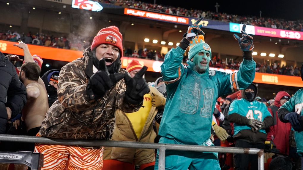 Des fans applaudissent lors d'un match de la NFL entre les Chiefs et les Dolphins de Miami, le 13 janvier 2024 à Kansas City.