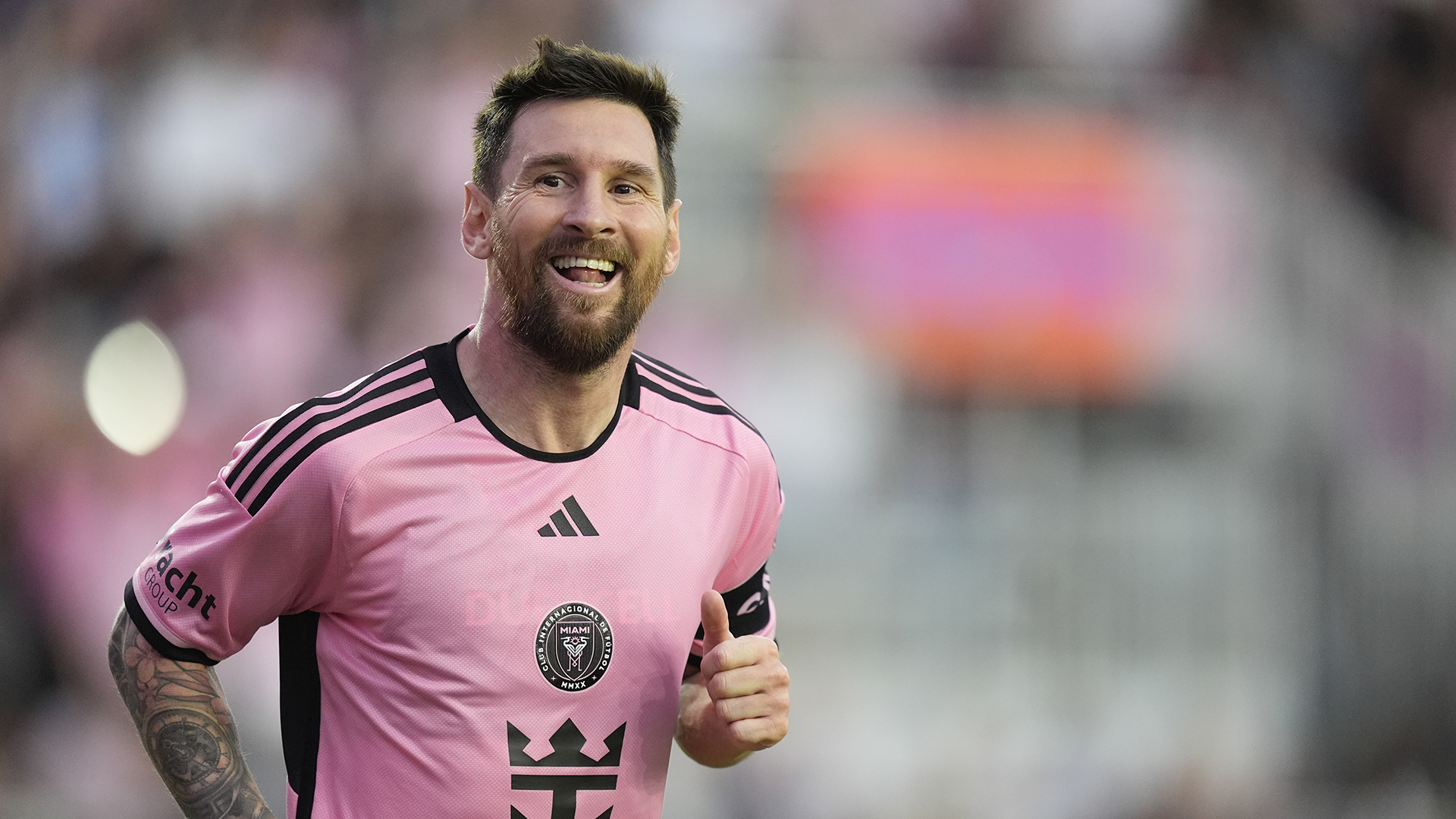 Lionel Messi sourit sur le terrain dans un match de l'Inter Miami contre l'Orlando City SC à Fort Lauderdale en février 2024.