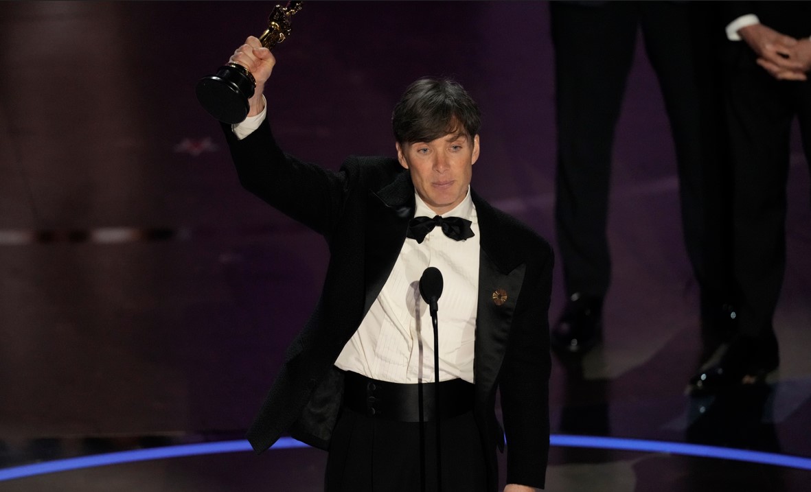 Cillian Murphy brandit sa statuette du meilleur acteur remportée pour son rôle dans le film «Oppenheimer», le 10 mars 2024 au Dolby Theatre de Los Angeles.