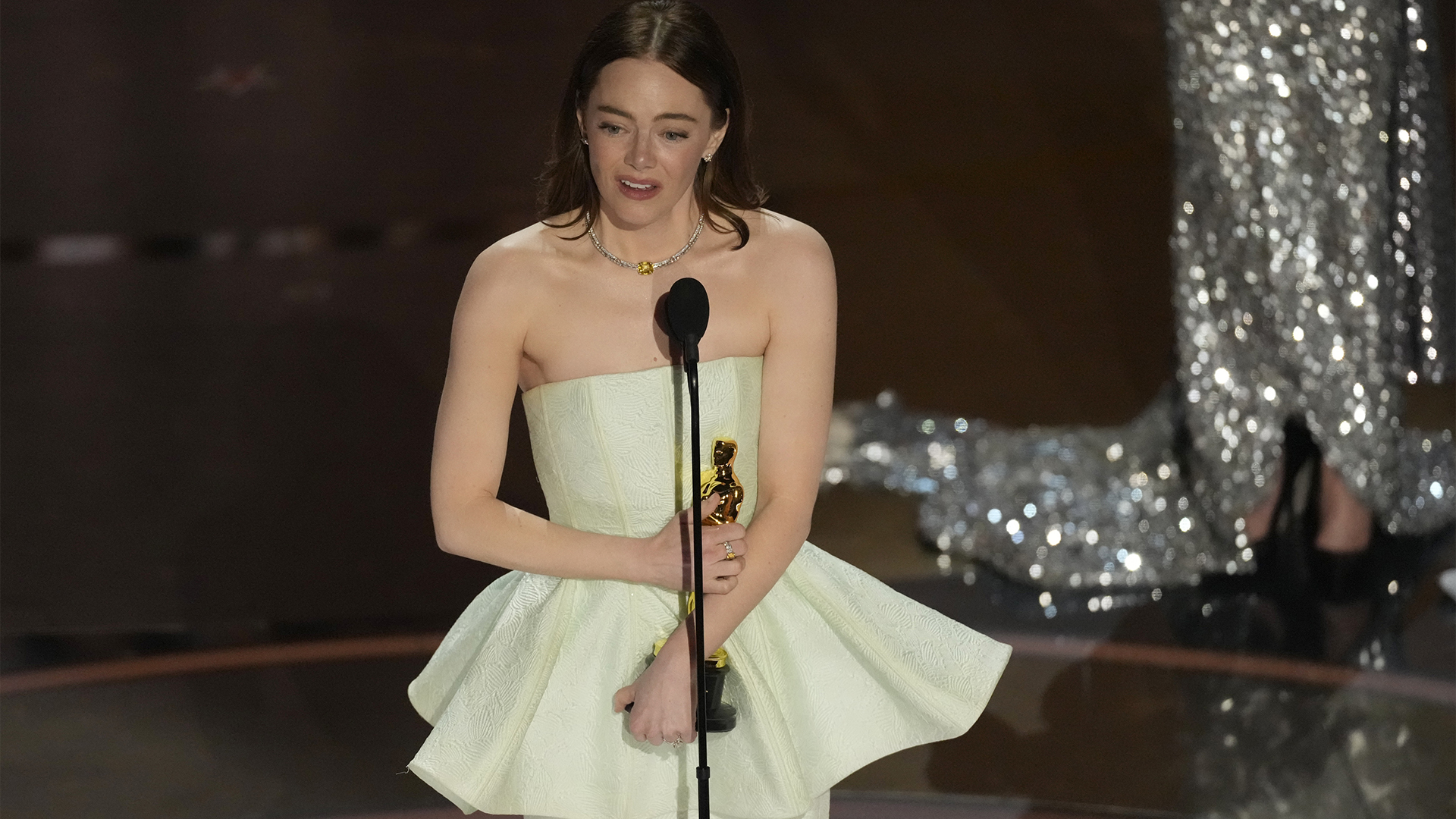 Emma Stone accepte le prix de la meilleure performance d'une actrice dans un rôle principal pour «Poor Things» lors de la cérémonie des Oscars, le dimanche 10 mars 2024, au Dolby Theatre à Los Angeles.