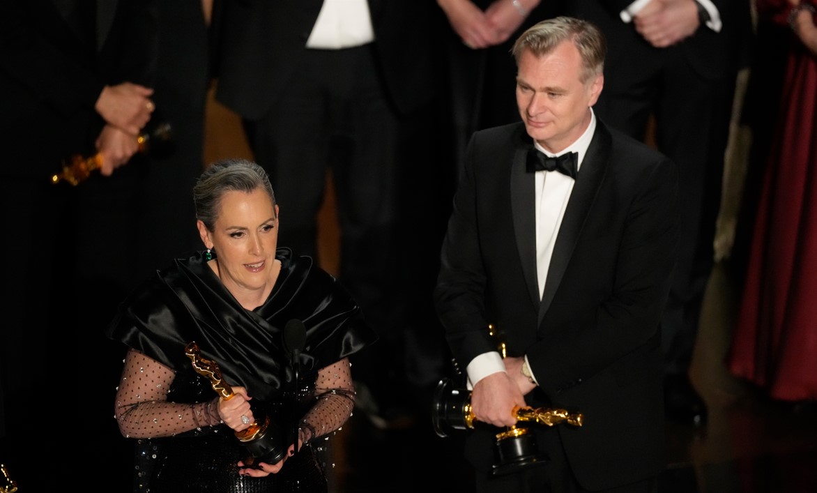 Emma Thomas (à gauche) et Christopher Nolan acceptent leur prix du meilleur film pour «Oppenheimer» aux Oscars le 10 mars 2024 au Dolby Theatre de Los Angeles.