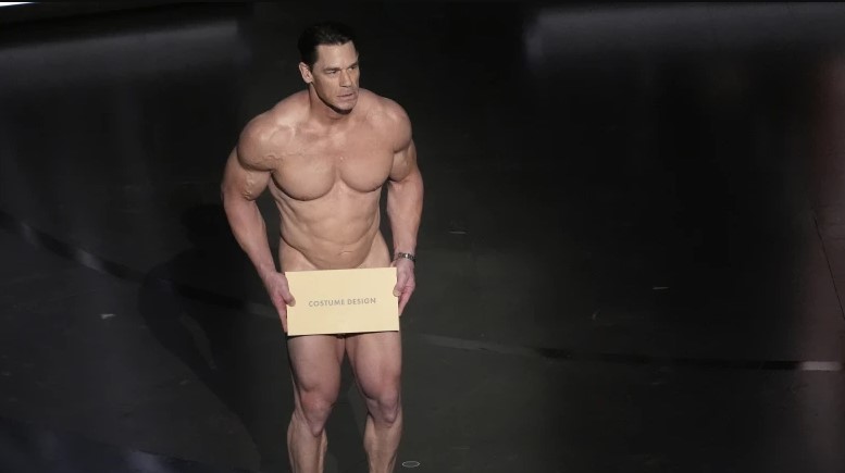 John Cena présente le prix des meilleurs costumes sur la scène du Dolby Theatre de Los Angeles aux Oscars, le 10 mars 2024.