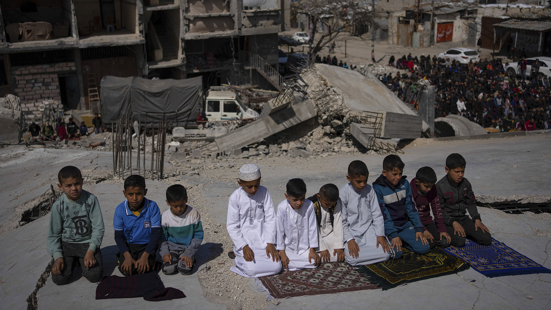 Des Palestiniens prient devant une mosquée détruite par les frappes aériennes israéliennes à Rafah, dans la bande de Gaza, le vendredi 8 mars 2024, avant le mois sacré du Ramadan.