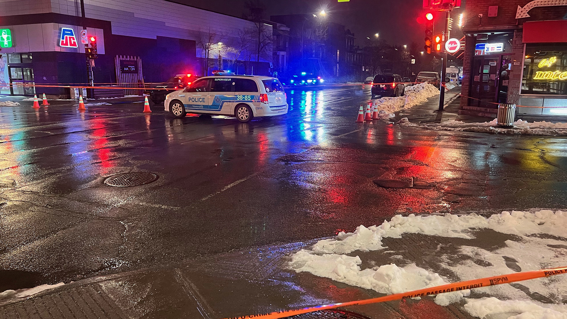 Un homme de 59 ans a été happé par une voiture à l'angle du boulevard Saint-Michel et de la rue Masson, dans le quartier Rosemont-Petite-Patrie dimanche soir.