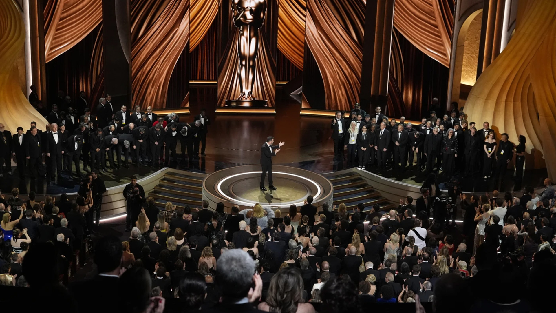 Les membres de l'équipe des Oscars sont applaudis en remerciement de leur soutien pendant la grève des Oscars, le dimanche 10 mars 2024.