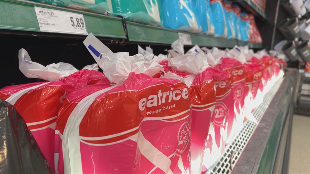 Du lait ensaché sur les étagères d'un magasin de Brockville, en Ontario.