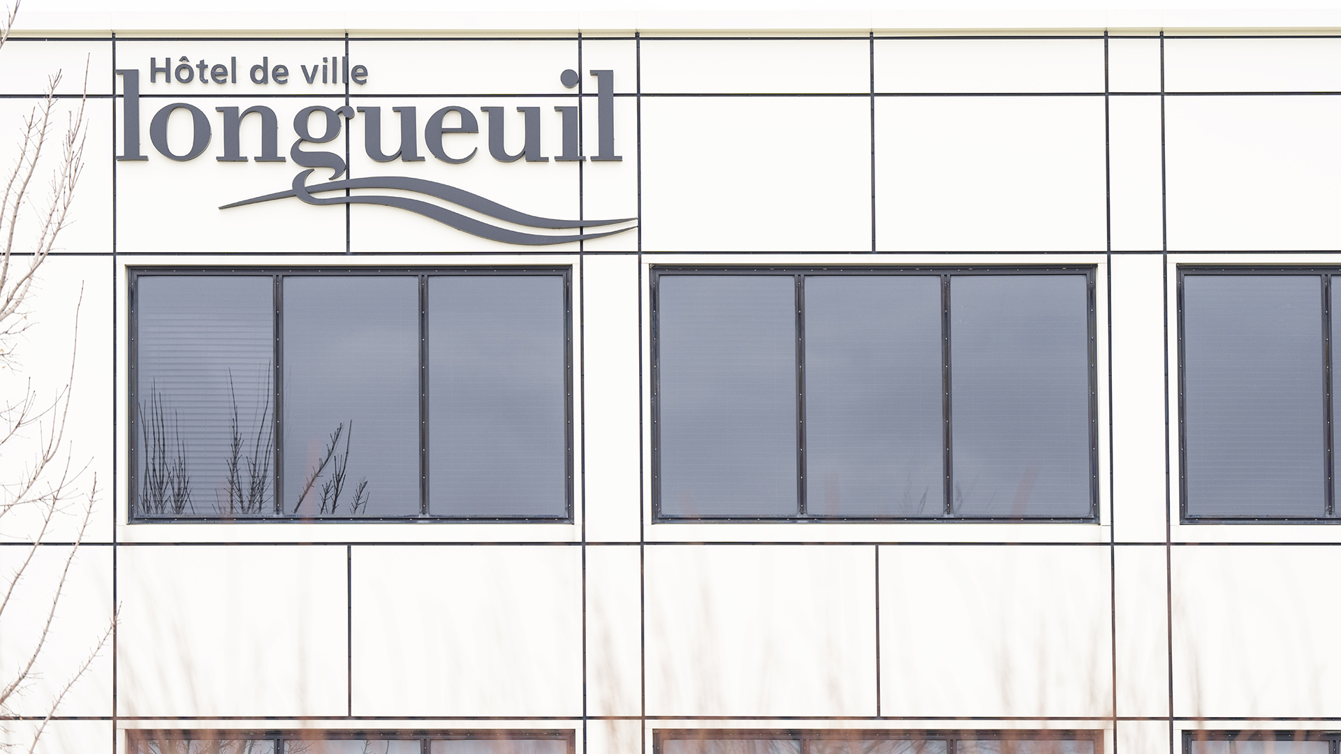 La Ville de Longueuil nie offrir moins aux cols blancs qu'aux cols bleus.