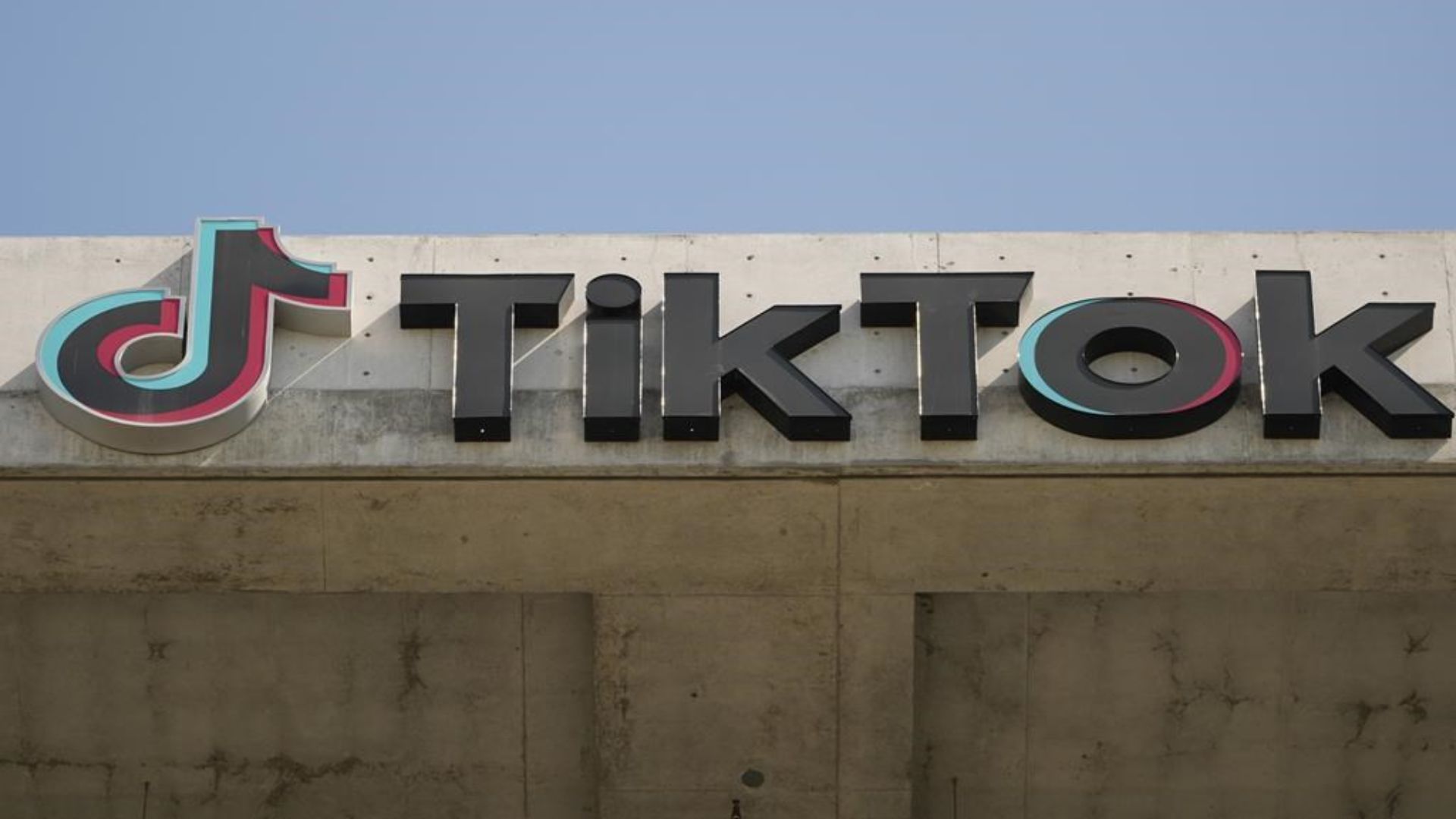 TikTok, qui compte plus de 150 millions d'utilisateurs aux États-Unis, est une filiale en propriété exclusive de la société technologique chinoise ByteDance.