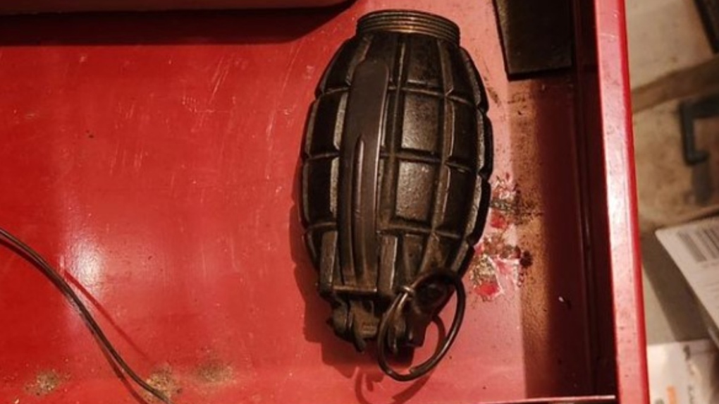 Une femme qui nettoyait la maison de son père décédé dans la ville québécoise de Knowlton a fait une découverte stupéfiante vendredi : elle a trouvé une grenade active.