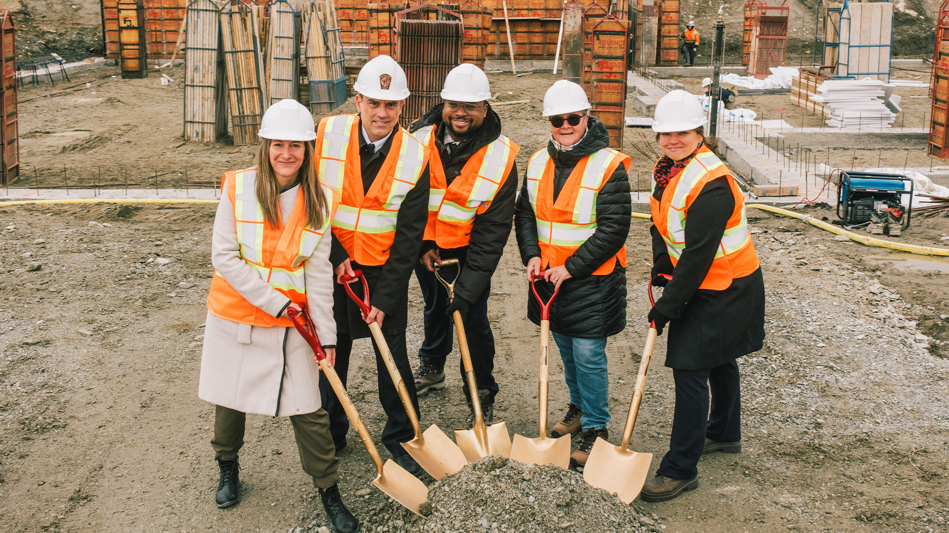 De gauche à droite : Joanie Bellerose, présidente de l’arrondissement de Fleurimont, Martin Primeau, directeur du Service de protection contre les incendies de Sherbrooke, Raïs Kibonge, maire suppléant, Danielle Berthold, conseillère du district de Desranleau, Catherine Boileau, présidente de la Commission de la sécurité et du développement social.