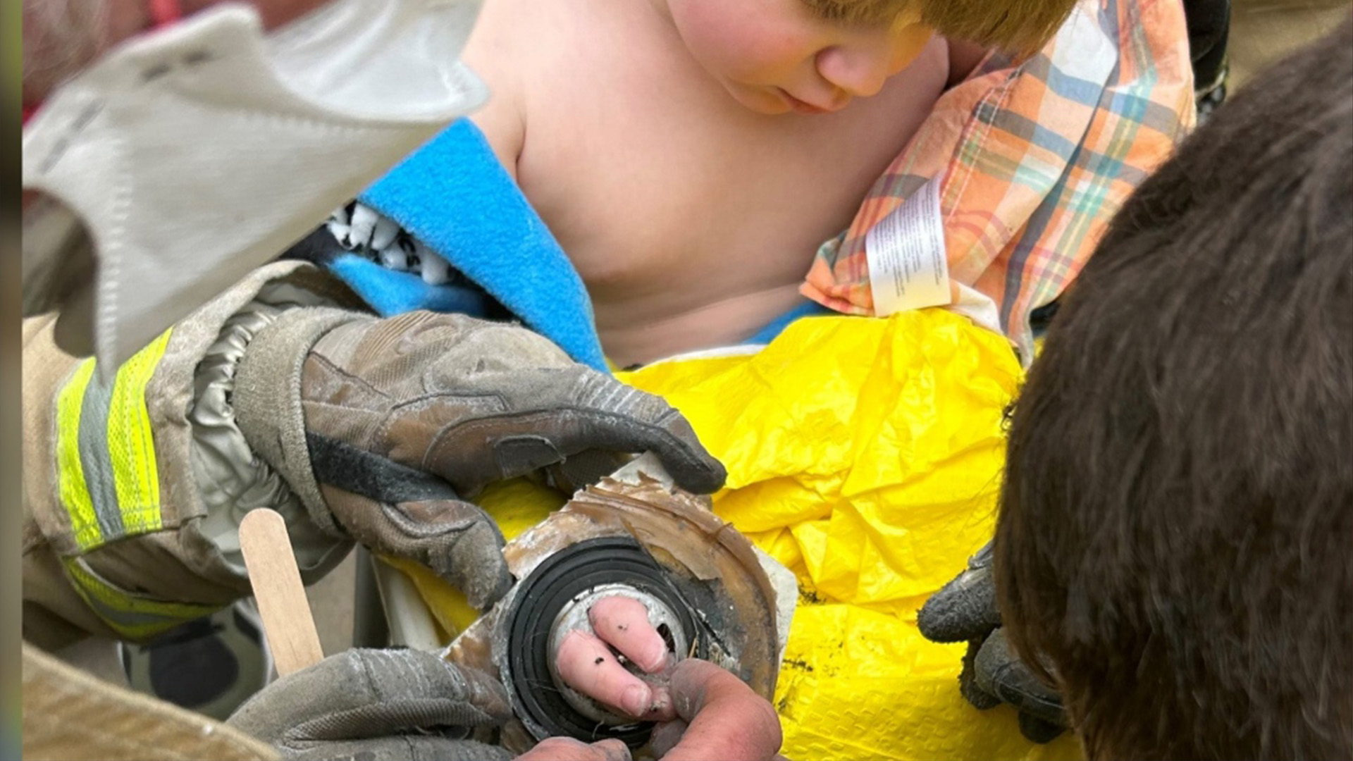 Grayson Rutley, 2 ans, s'est coincé les doigts dans le siphon de la baignoire le 16 mars 2024, nécessitant l'aide des pompiers d'Ottawa pour le libérer. 