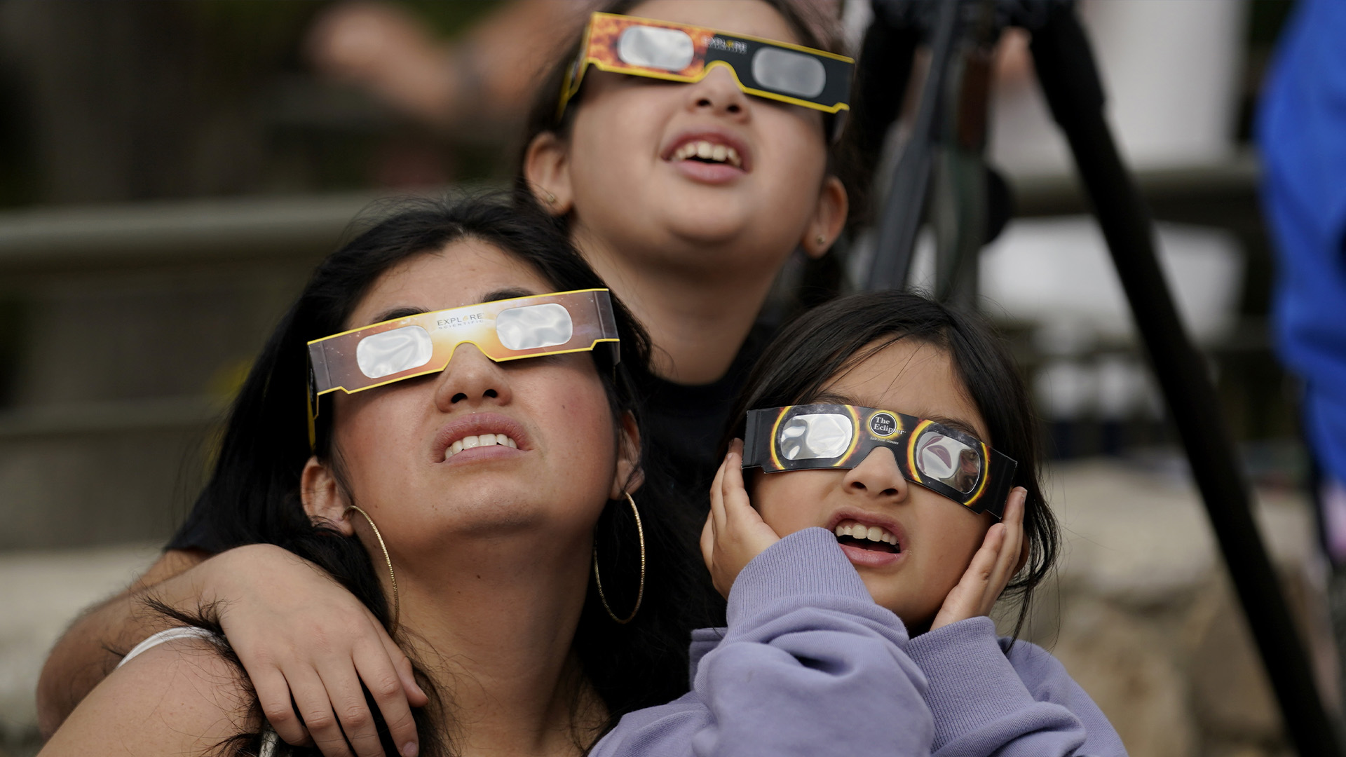 Les spectateurs utilisent des lunettes spéciales pour observer la lune se déplacer devant le soleil lors d'une éclipse solaire annulaire, ou anneau de feu, le samedi 14 octobre 2023, vue depuis San Antonio.