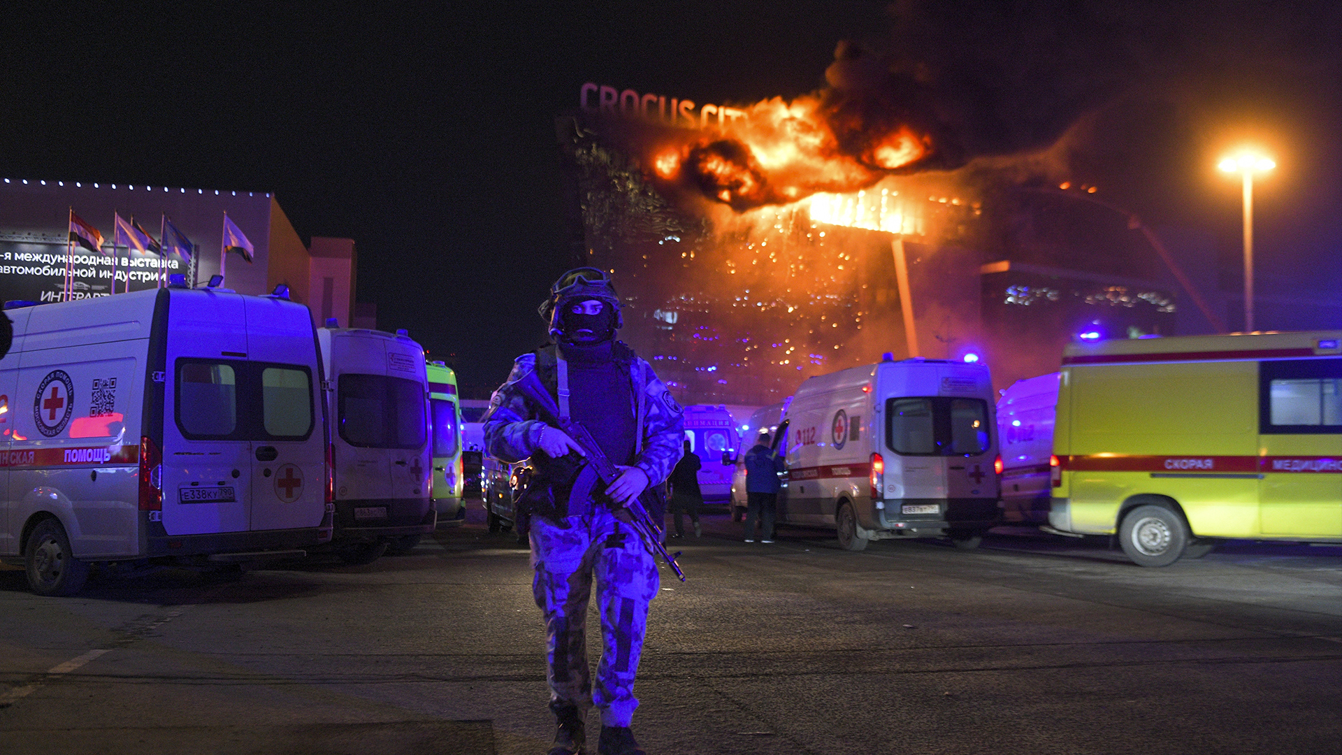 Un militaire russe de la Rosguardia (Garde nationale) sécurise une zone alors qu'un gigantesque incendie s'est déclaré au-dessus de l'hôtel de ville de Crocus, à l'ouest de Moscou, en Russie, le vendredi 22 mars 2024. 