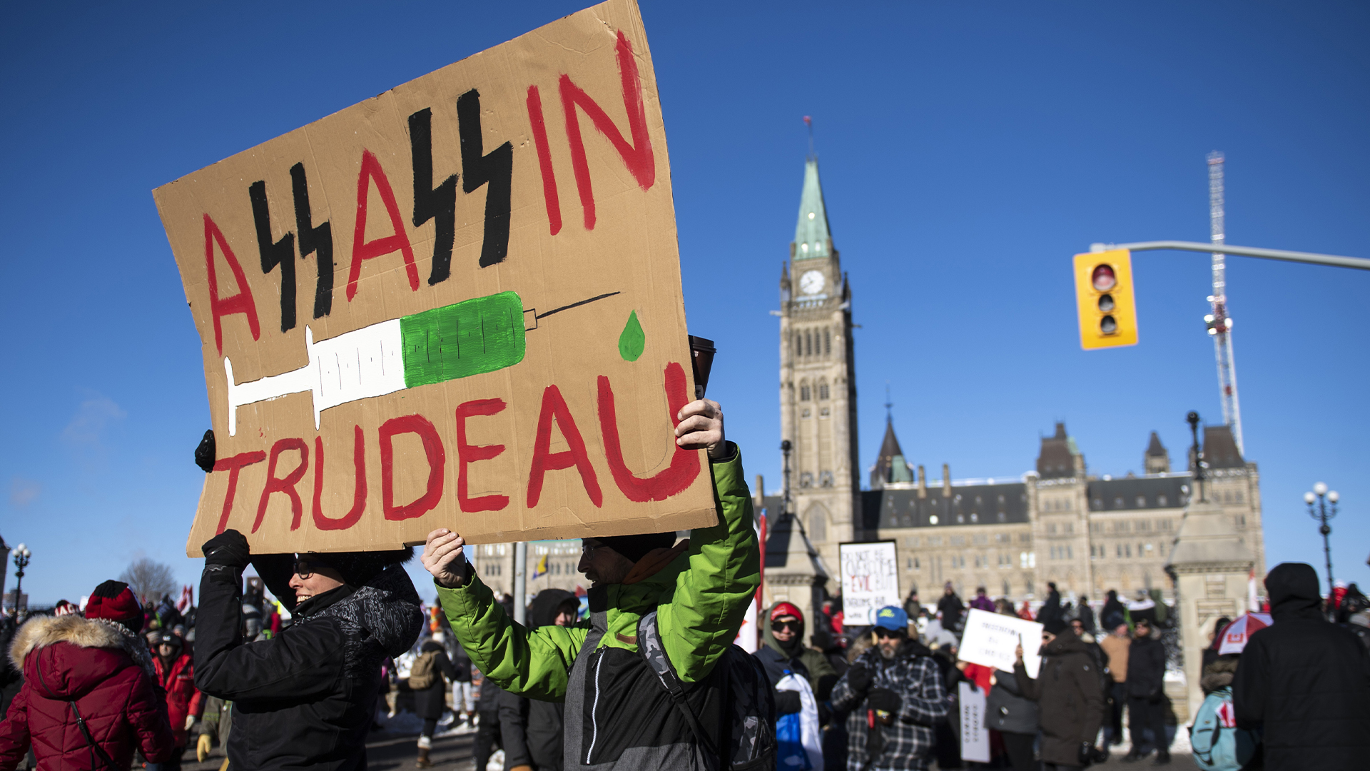 Des personnes protestent contre le Premier ministre Justin Trudeau et les vaccinations lors d'un rassemblement contre les restrictions du COVID-19 sur la Colline du Parlement, le samedi 29 janvier 2022.