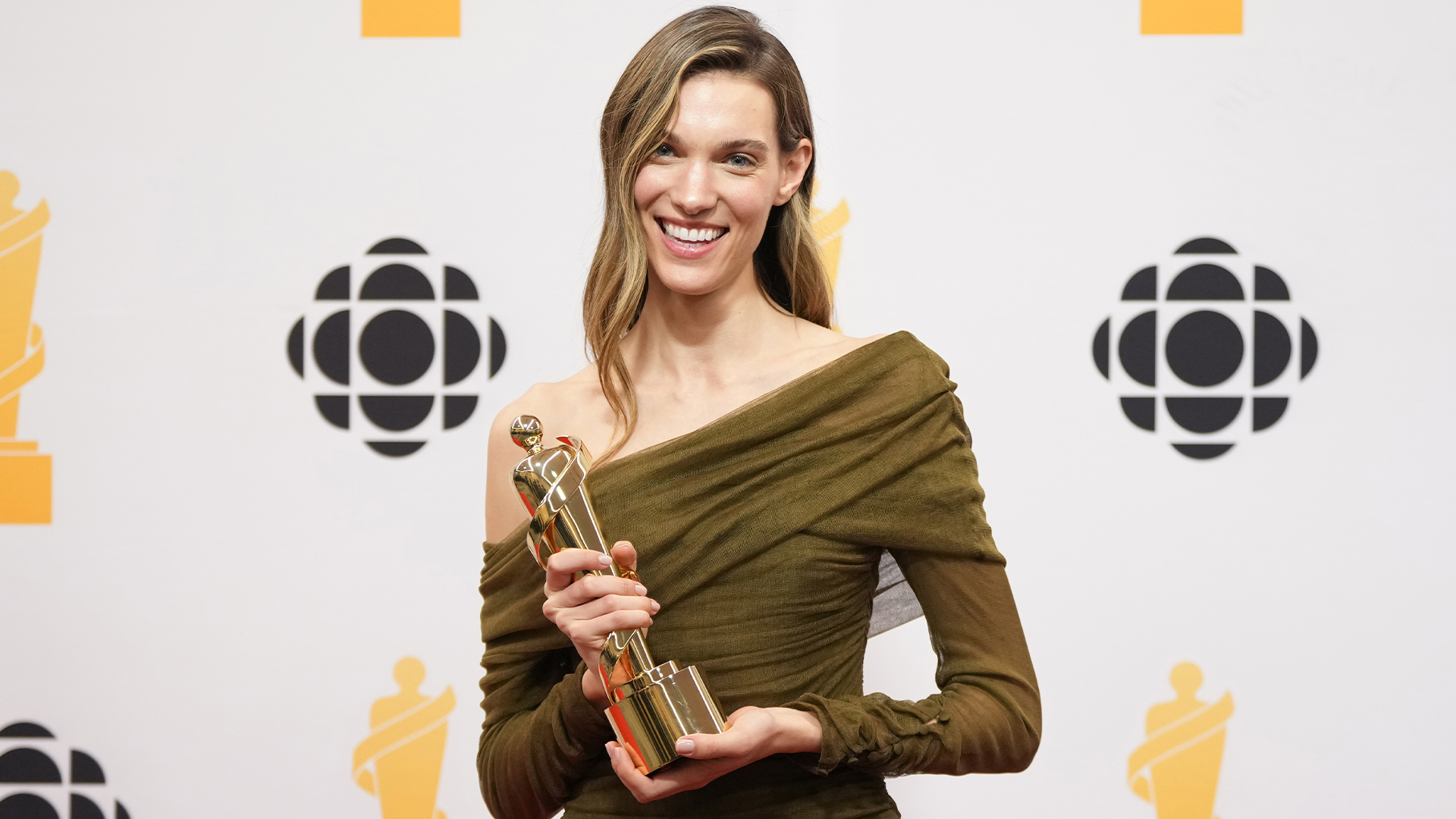 Charlotte Cardin pose avec le prix Juno pour l'album pop de l'année lors de la remise des prix Juno à Halifax le samedi 23 mars 2024.