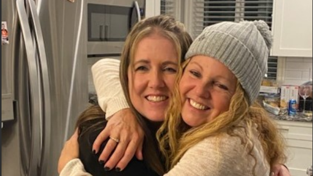 Paula Blanchard, à droite, serre dans ses bras sa meilleure amie Heather Barker lors de leur premier Noël en famille, après avoir découvert qu'elles étaient également demi-sœurs 