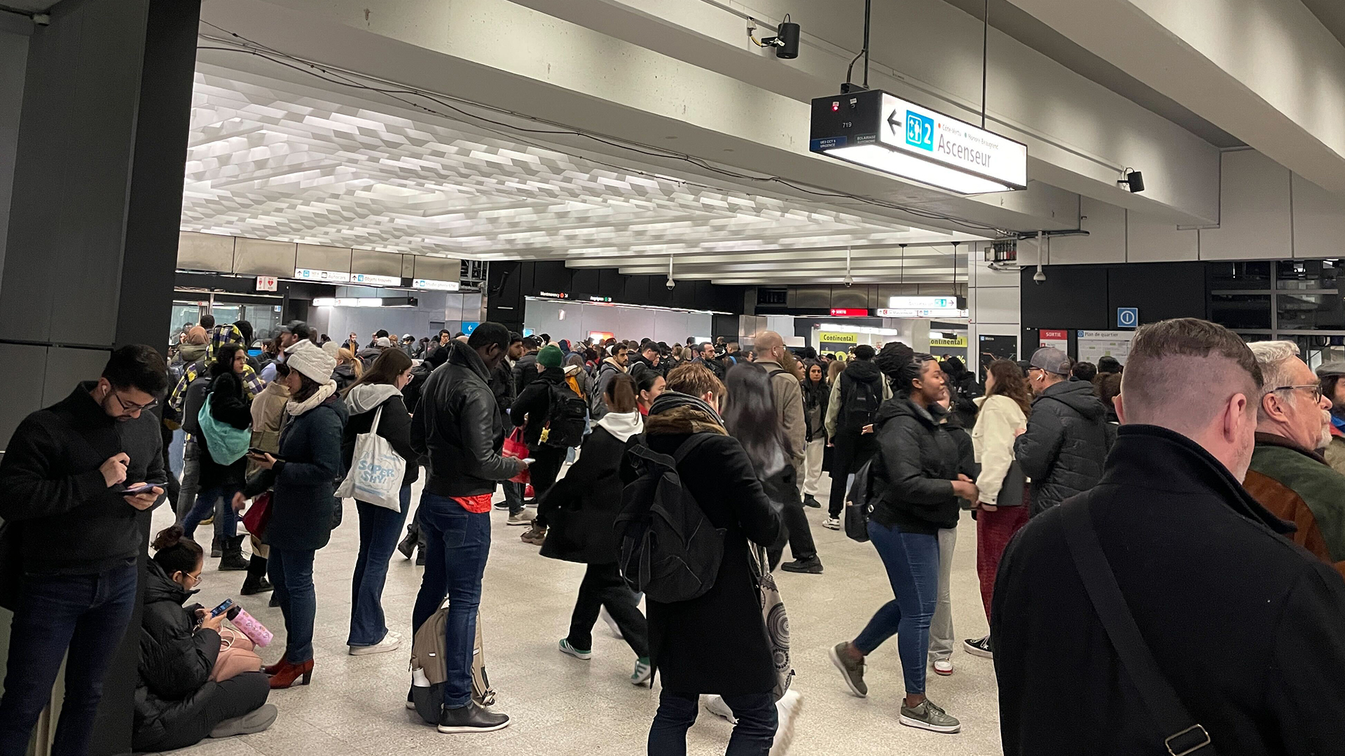 Des usagers attendent la reprise de service du métro à Montréal, le 28 mars 2024.