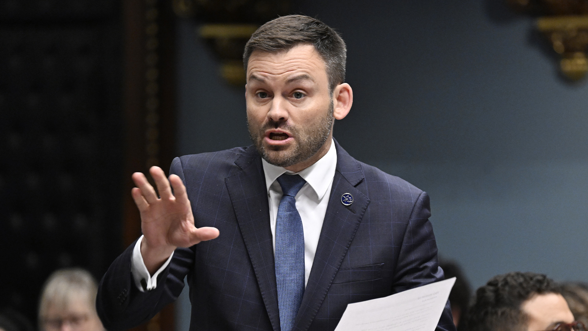 Le chef du Parti québécois, Paul St-Pierre Plamondon, fait des gestes alors qu'il interroge le gouvernement lors de la période des questions, le jeudi 28 septembre 2023, à l'Assemblée législative de Québec.