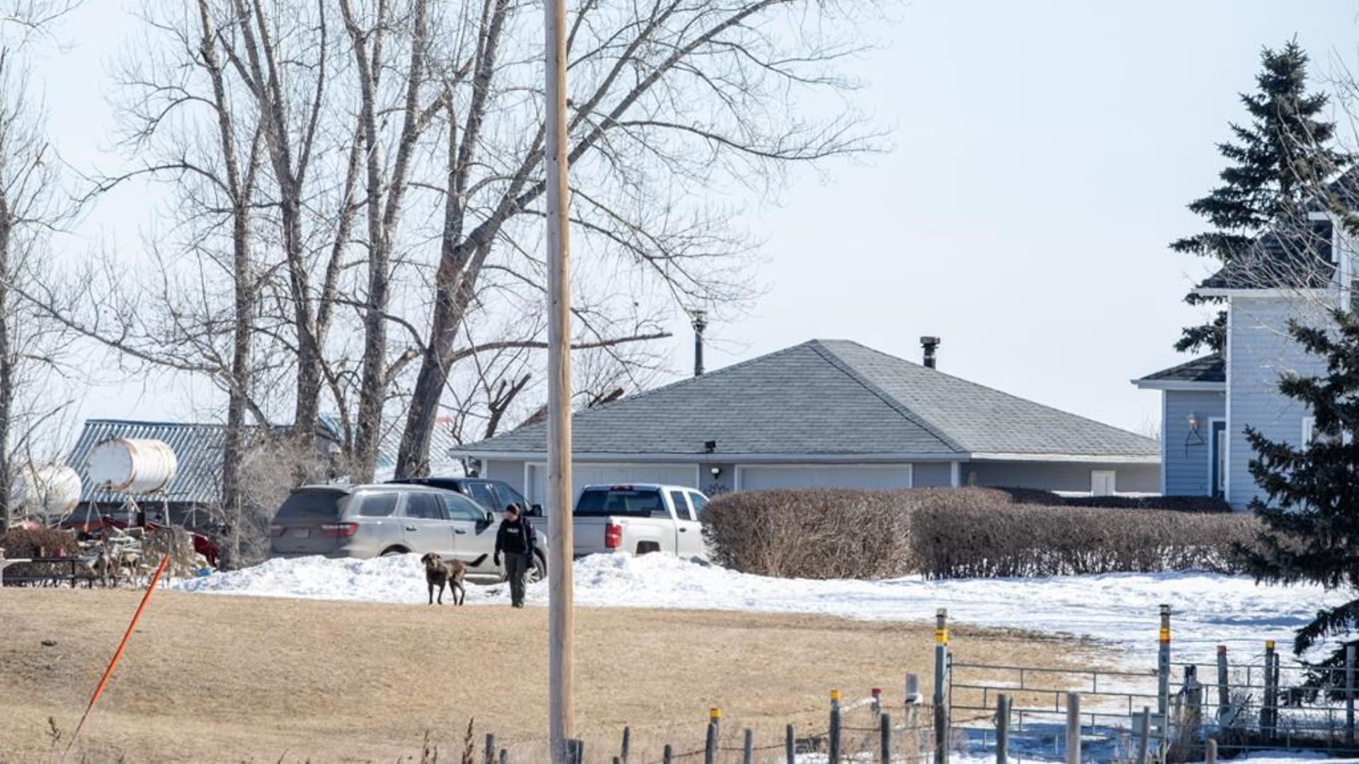 La Gendarmerie royale du Canada (GRC) affirme qu'un homme de 67 ans et une femme de 58 ans, ainsi que leur fils de 30 ans, ont été tués sur une propriété près de Neudorf, à environ 130 km à l'est de Regina.