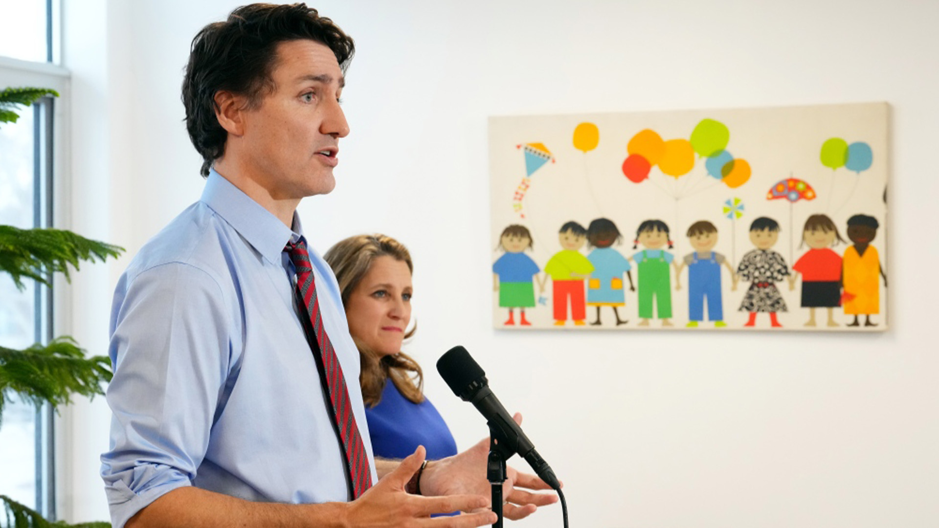 La vice-première ministre et ministre des Finances, Chrystia Freeland, regarde le premier ministre Justin Trudeau s'exprimer lors d'une conférence de presse après avoir rencontré des familles dans une garderie locale à Ottawa, le mercredi 29 mars 2023.