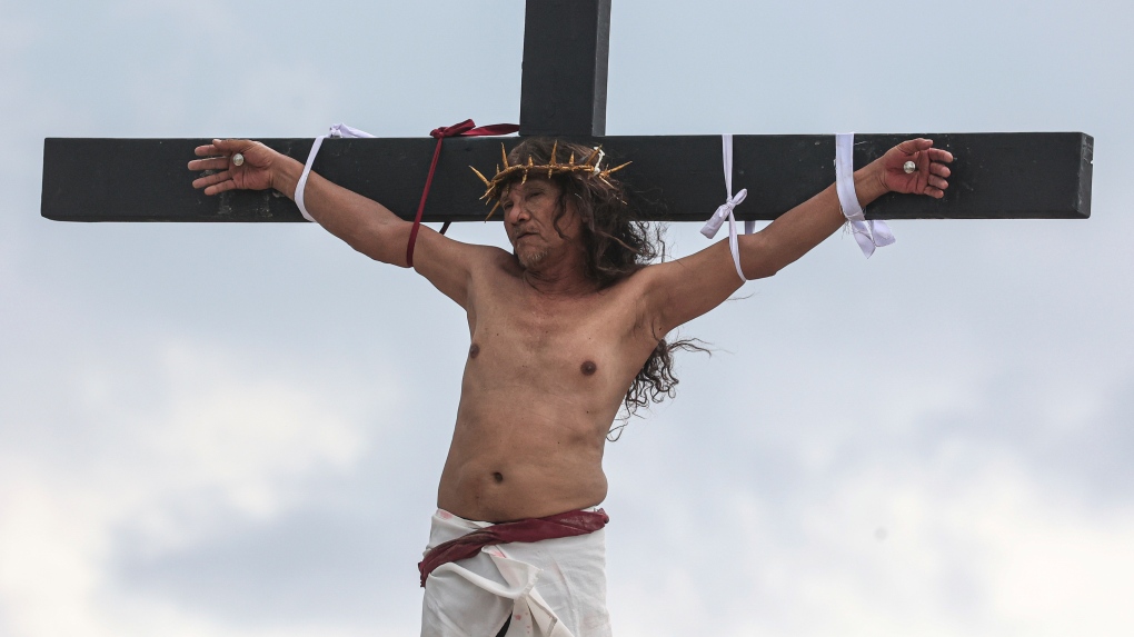 Ruben Enaje reste sur la croix pendant la reconstitution des souffrances de Jésus-Christ dans le cadre des rituels du Vendredi saint à San Pedro Cutud, au nord de Manille, aux Philippines, le vendredi 29 mars 2024. 