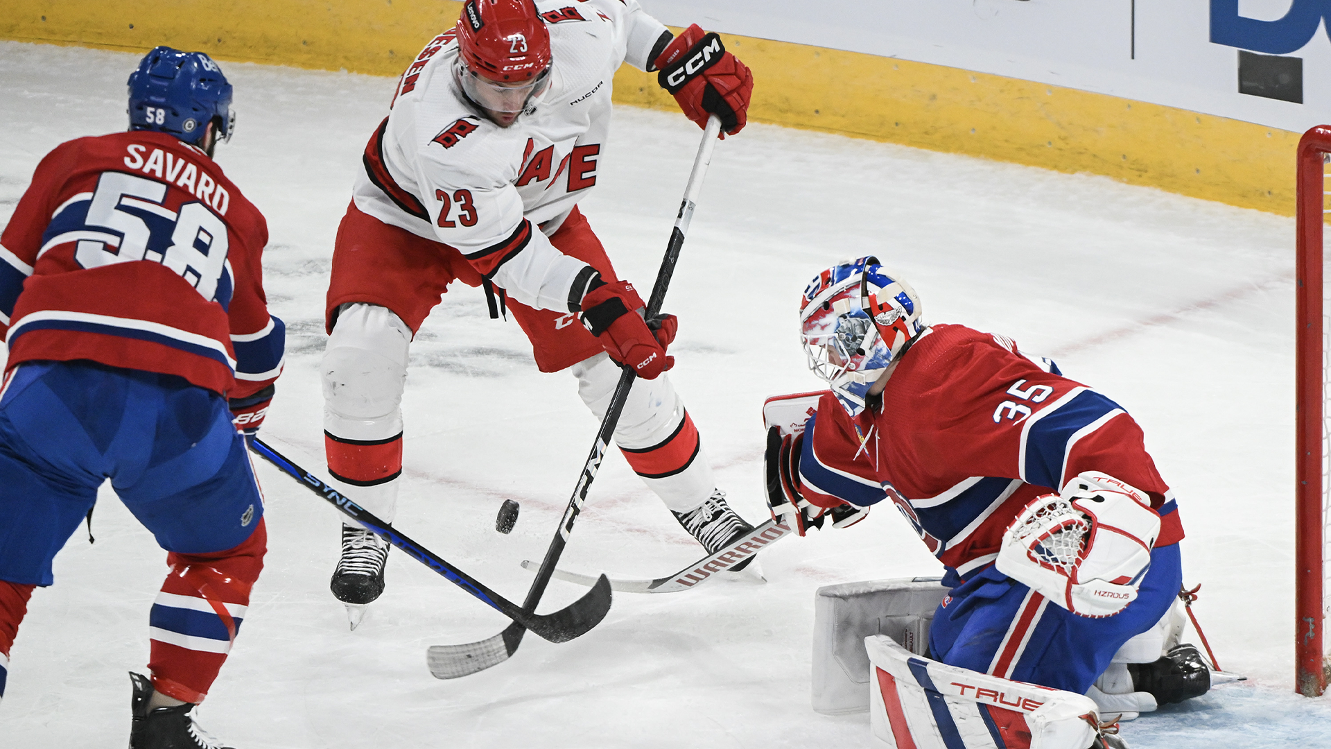 Stefan Noesen (23) des Hurricanes de la Caroline s'approche du gardien de but des Canadiens de Montréal, Sam Montembeault, alors que David Savard (58) des Canadiens se défend pendant la première période de la LNH à Montréal, le samedi 30 mars 2024.