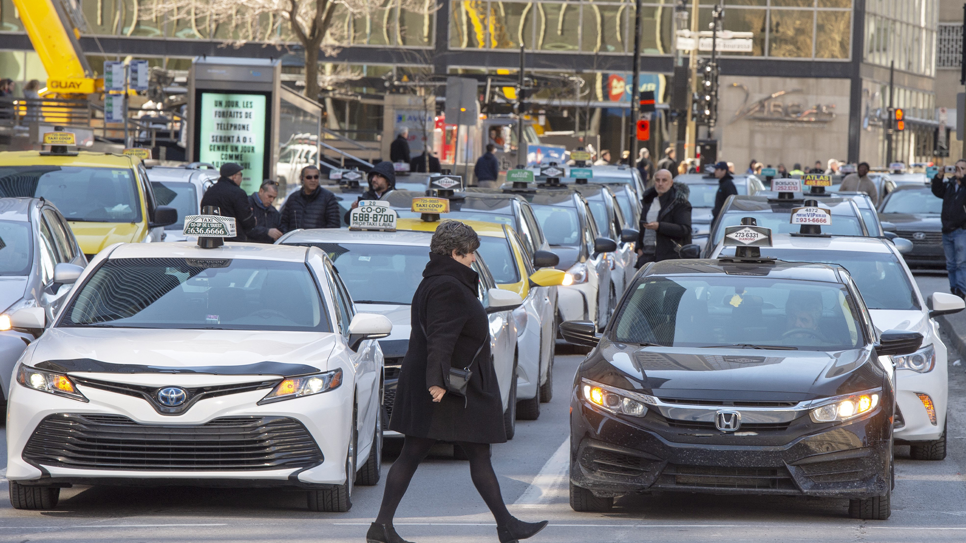 Des chauffeurs de taxi participent à une journée de grève pour protester contre la nouvelle réglementation gouvernementale à Montréal, le lundi 25 mars 2019. 