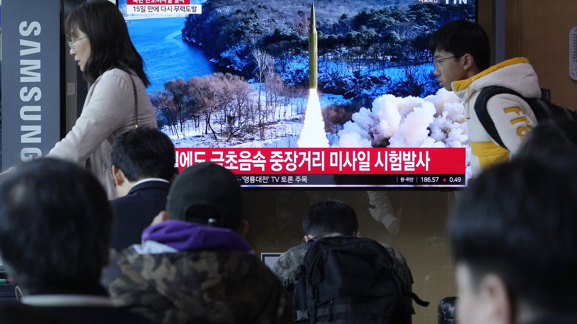 Un programme d'information diffuse une image d'archive d'un lancement de missile par la Corée du Nord à la gare de Séoul, en Corée du Sud, le mardi 2 avril 2024.