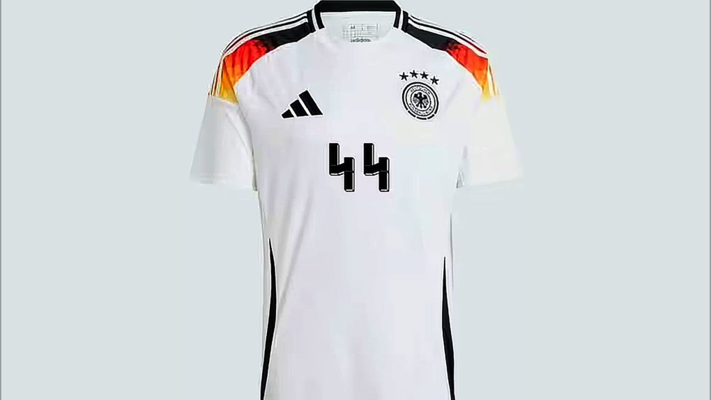 Les utilisateurs des médias sociaux ont commencé à utiliser le service de personnalisation en ligne d'Adidas pour créer des maillots portant le numéro "44", qui, selon beaucoup, ressemble à un logo utilisé par les unités paramilitaires nazies.