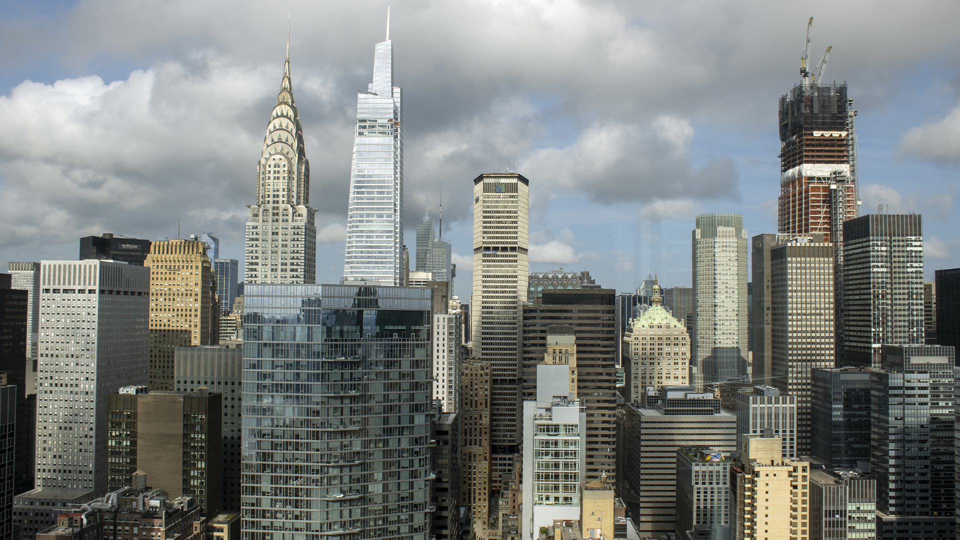 La ligne d'horizon du centre de Manhattan est visible depuis une chambre de l'hôtel Millennium Hilton New York, à New York, le vendredi 22 septembre 2023.