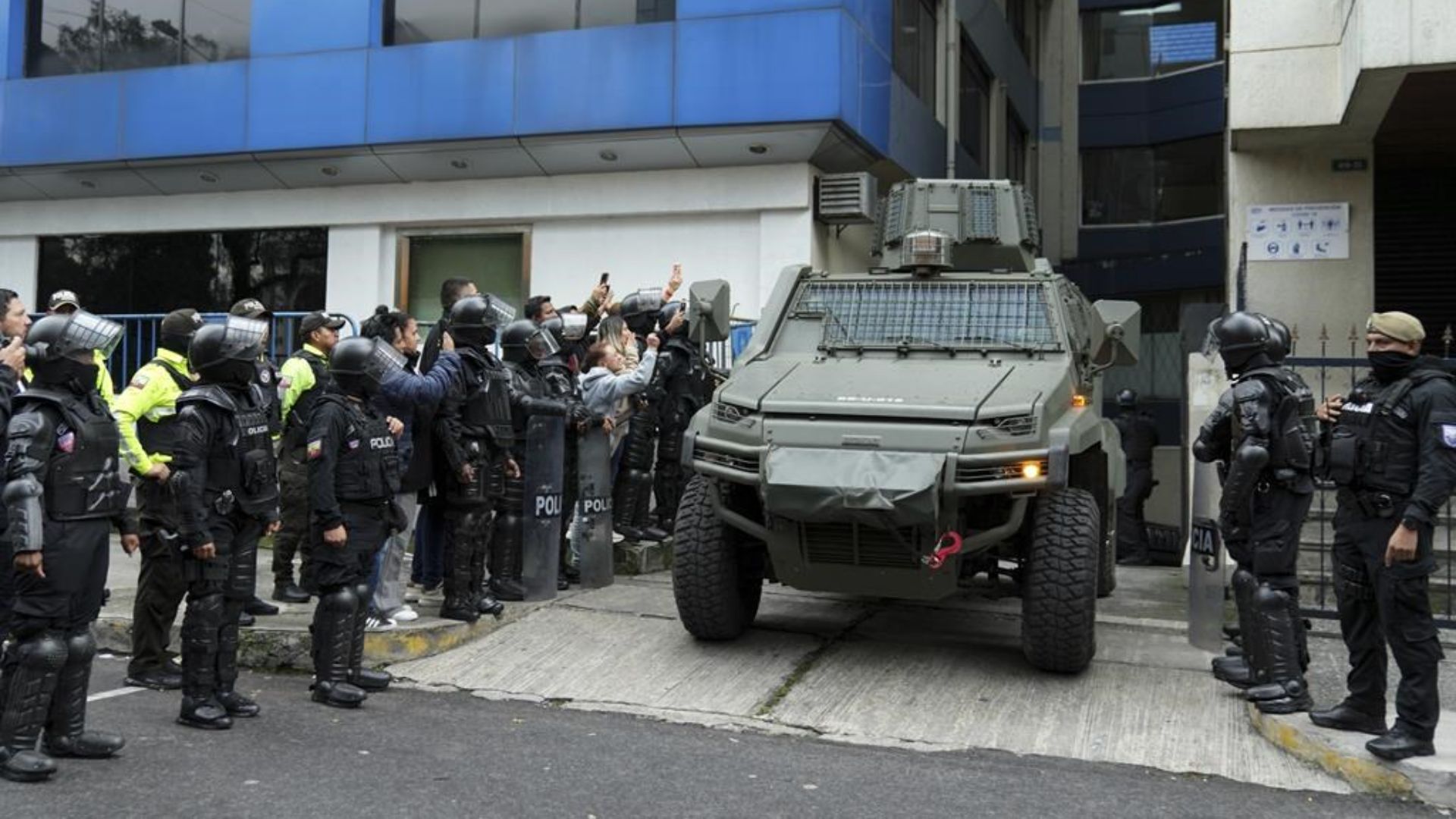 La police équatorienne a forcé les portes extérieures de l'ambassade de la capitale, Quito, pour arrêter Jorge Glas, qui y résidait depuis décembre. M. Glas a demandé l'asile politique à l'ambassade après avoir été inculpé de corruption.