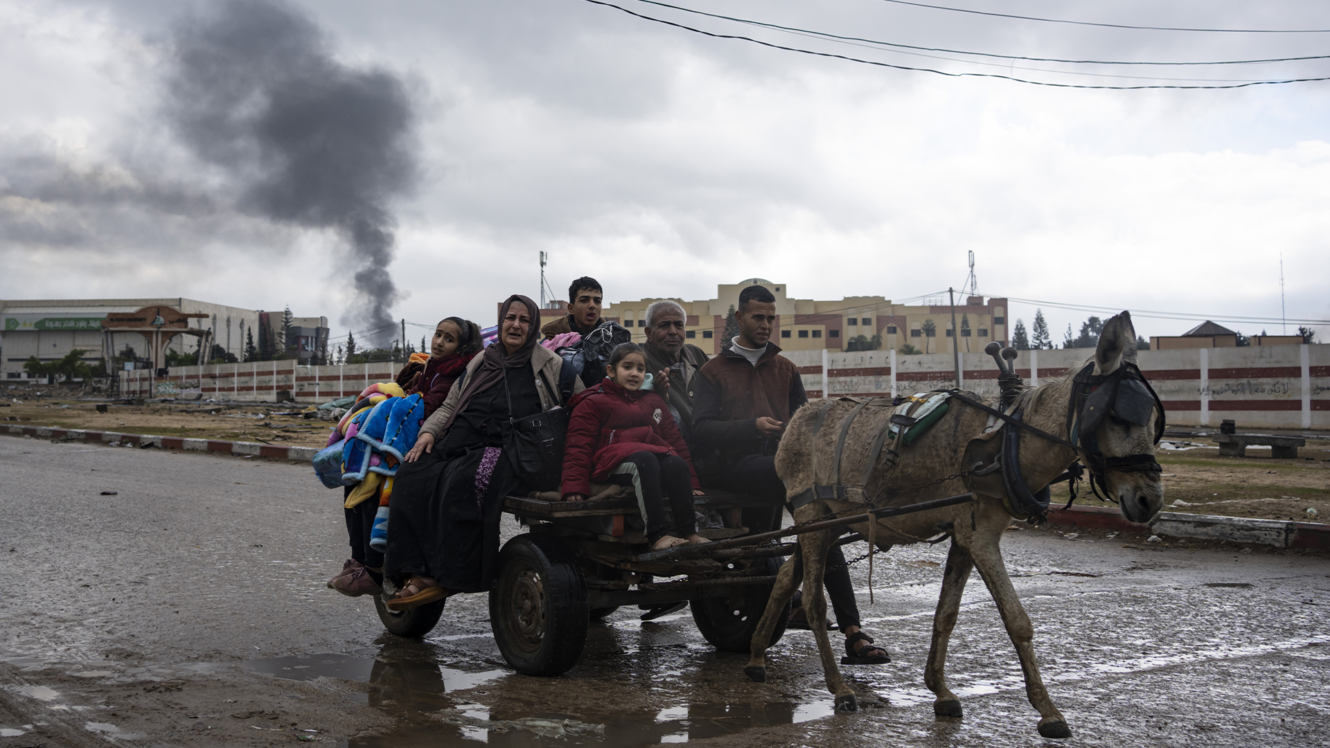 Les Palestiniens fuient la ville de Khan Younis dans le sud de la bande de Gaza après une offensive terrestre et aérienne israélienne le lundi 29 janvier 2024. 