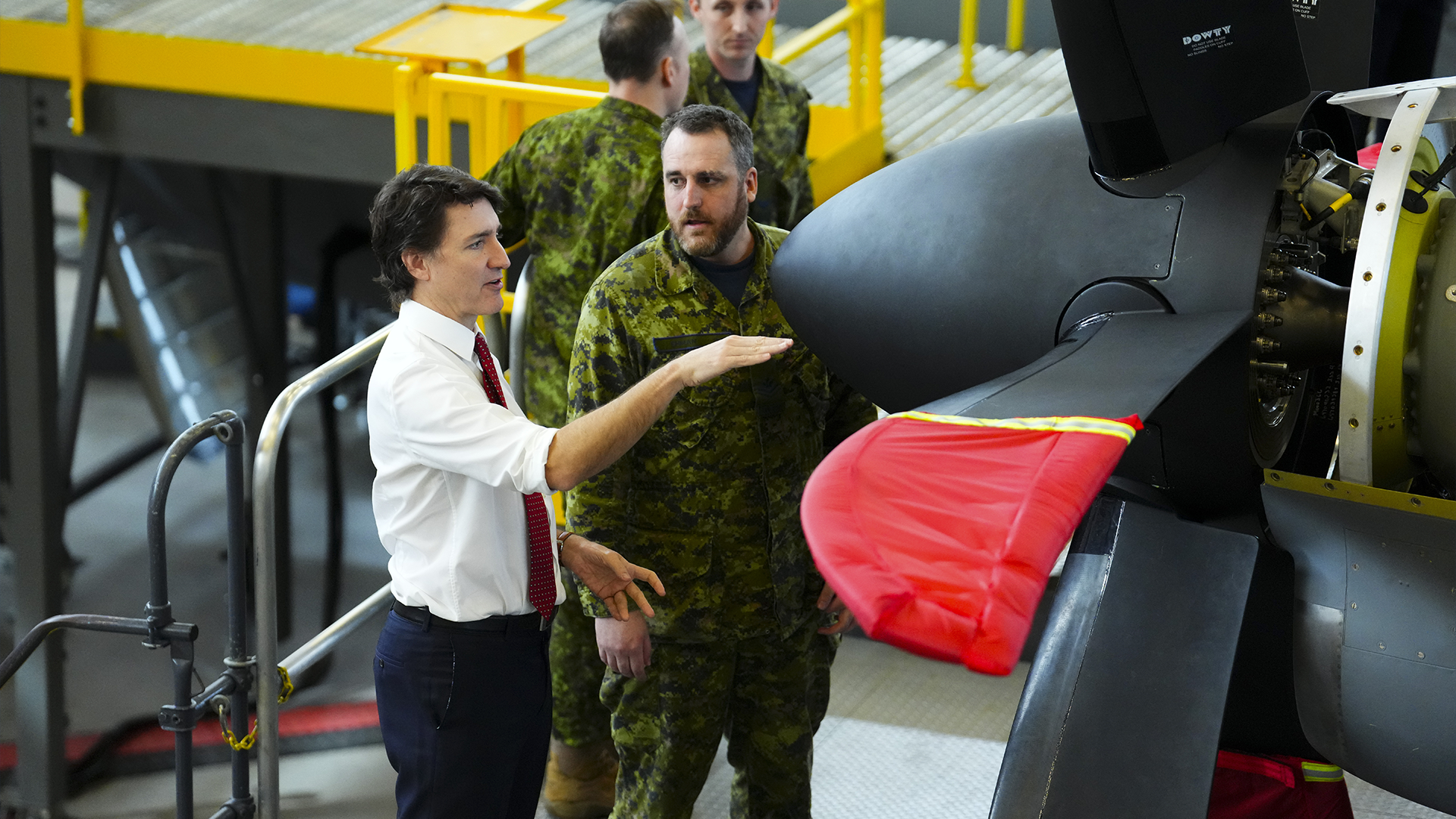 Le premier ministre Justin Trudeau visite une installation d'entraînement avant une conférence de presse concernant la publication de la nouvelle politique de défense du Canada à la BFC Trenton, le lundi 8 avril 2024. 