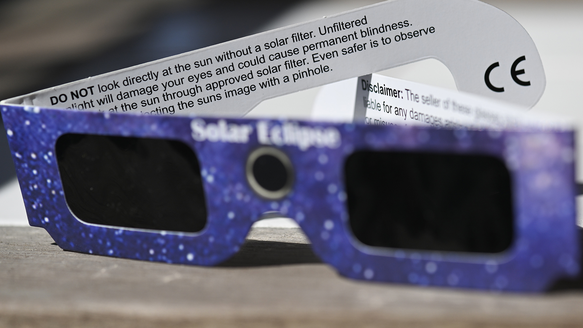 Des lunettes d'observation d'éclipse solaire photographiées à Montréal en avril 2024.