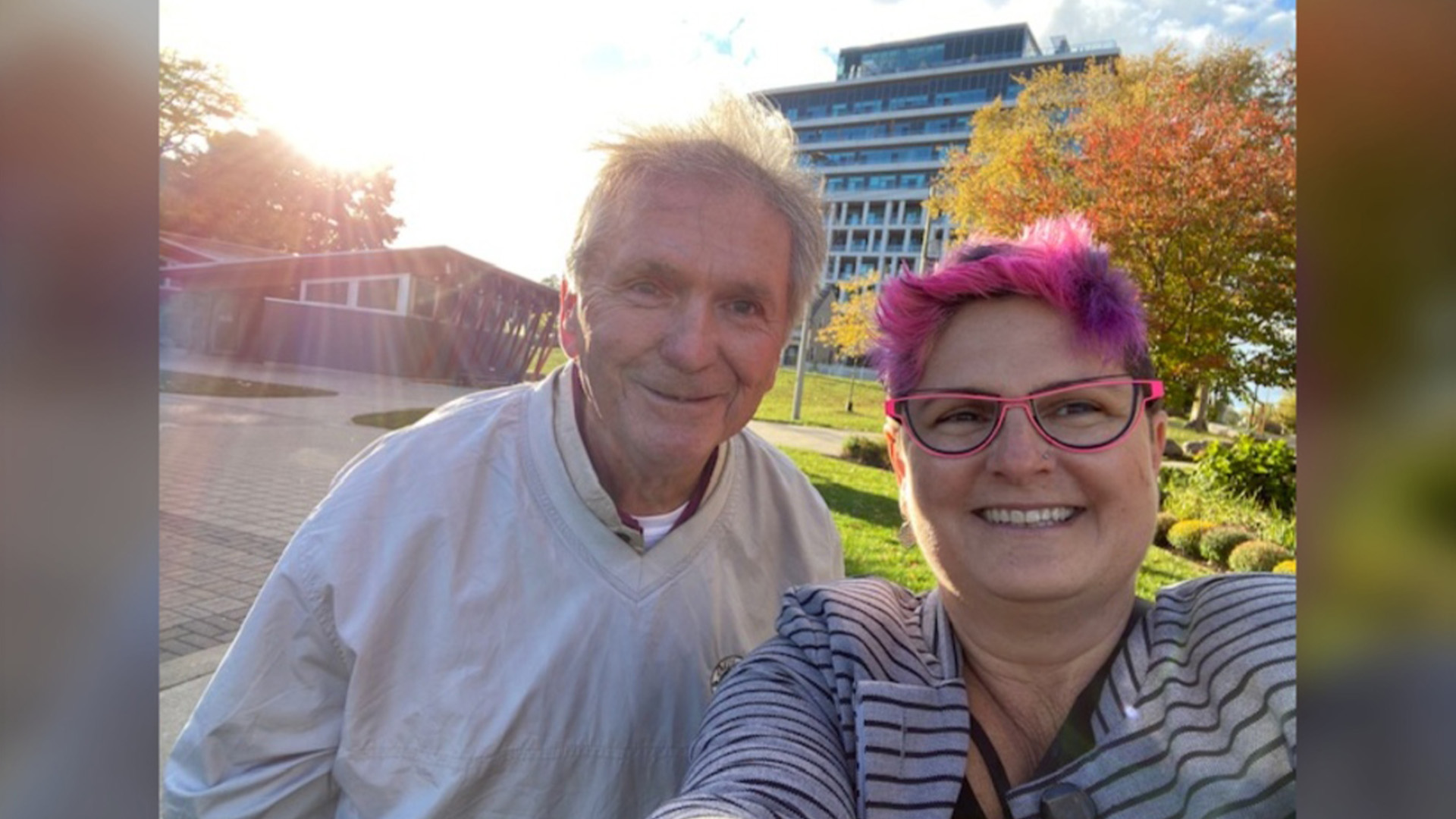 Jodi McDaniel rencontre son père biologique pour la première fois à Oakville (Ontario) en octobre 2020. 