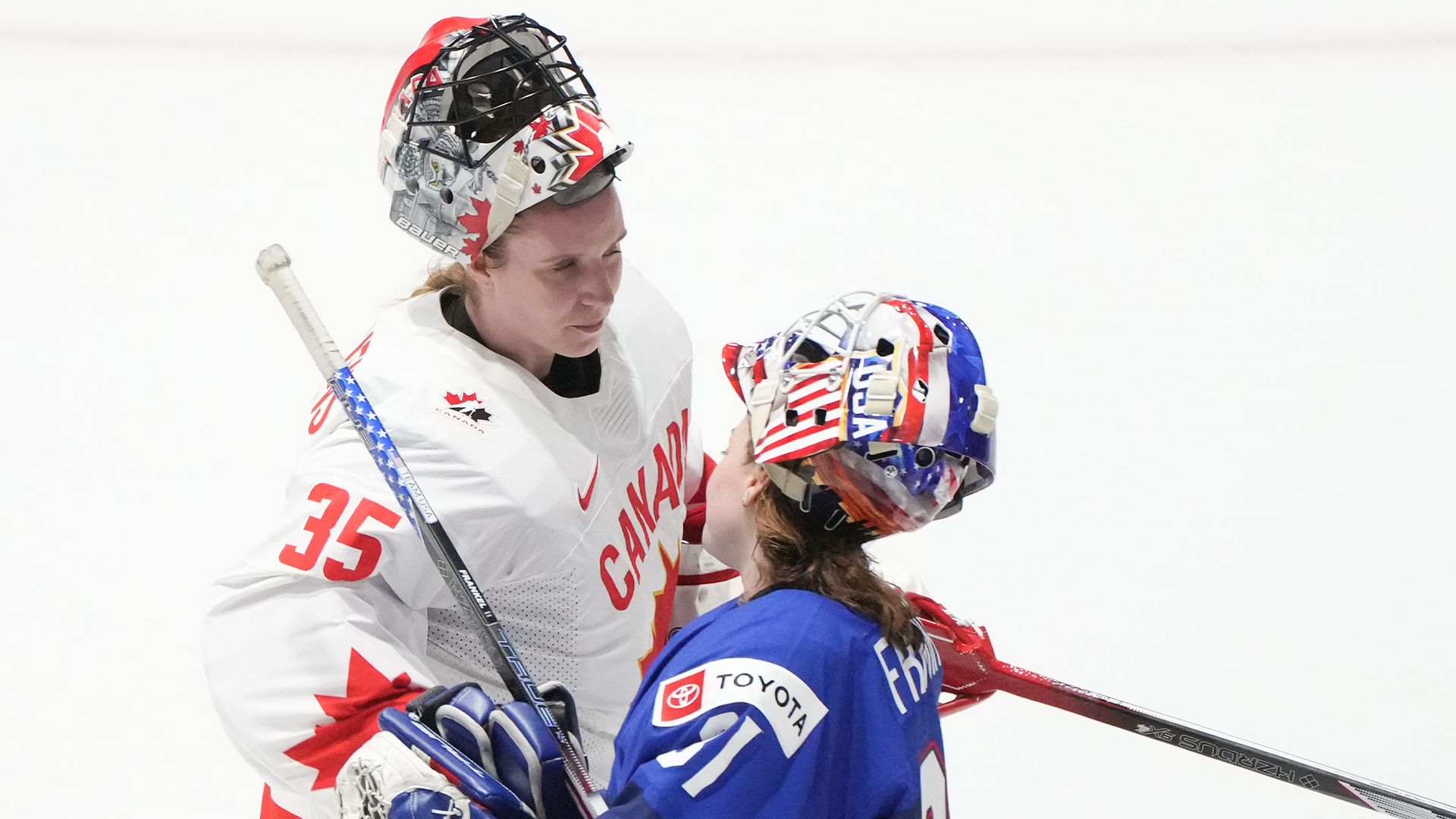 La gardienne de but du Canada Ann-Renee Desbiens (35) serre la main de la gardienne de but des États-Unis Aerin Frankel (31) après leur défaite en prolongation au Championnat mondial de hockey féminin de l'IIHF à Utica, N.Y., le lundi 8 avril 2024. 