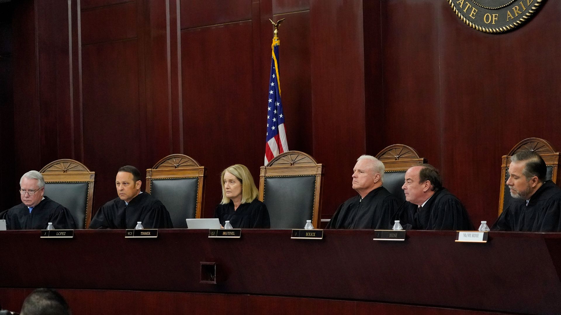 Les juges de la Cour suprême de l’Arizona, de gauche à droite ; William G. Montgomery, John R Lopez IV, la vice-juge en chef Ann A. Scott Timmer, le juge en chef Robert M. Brutinel, Clint Bolick et James Beene.