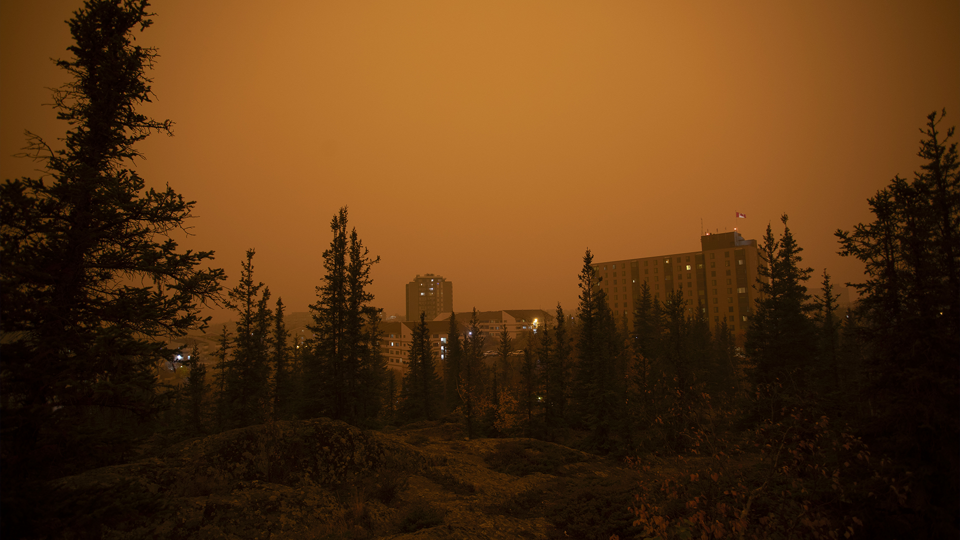 Une épaisse fumée provenant des feux de forêt dans le nord de l'Alberta et de la Colombie-Britannique remplit l'air à 9 heures, heure avancée des Rocheuses, à Yellowknife, dans les Territoires du Nord-Ouest, le samedi 23 septembre 2023. 
